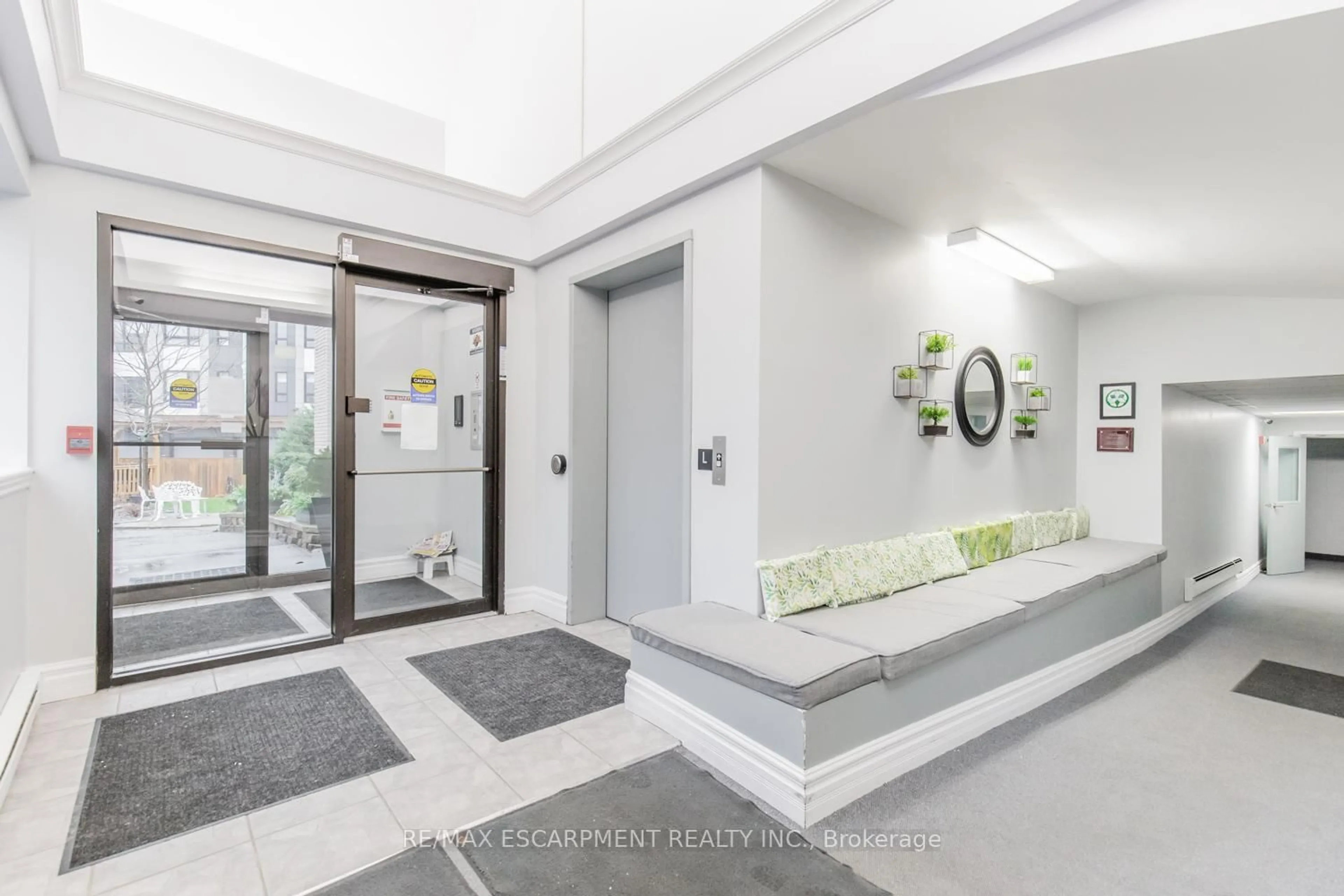 Indoor foyer for 20 John St #110, Grimsby Ontario L3M 1X5