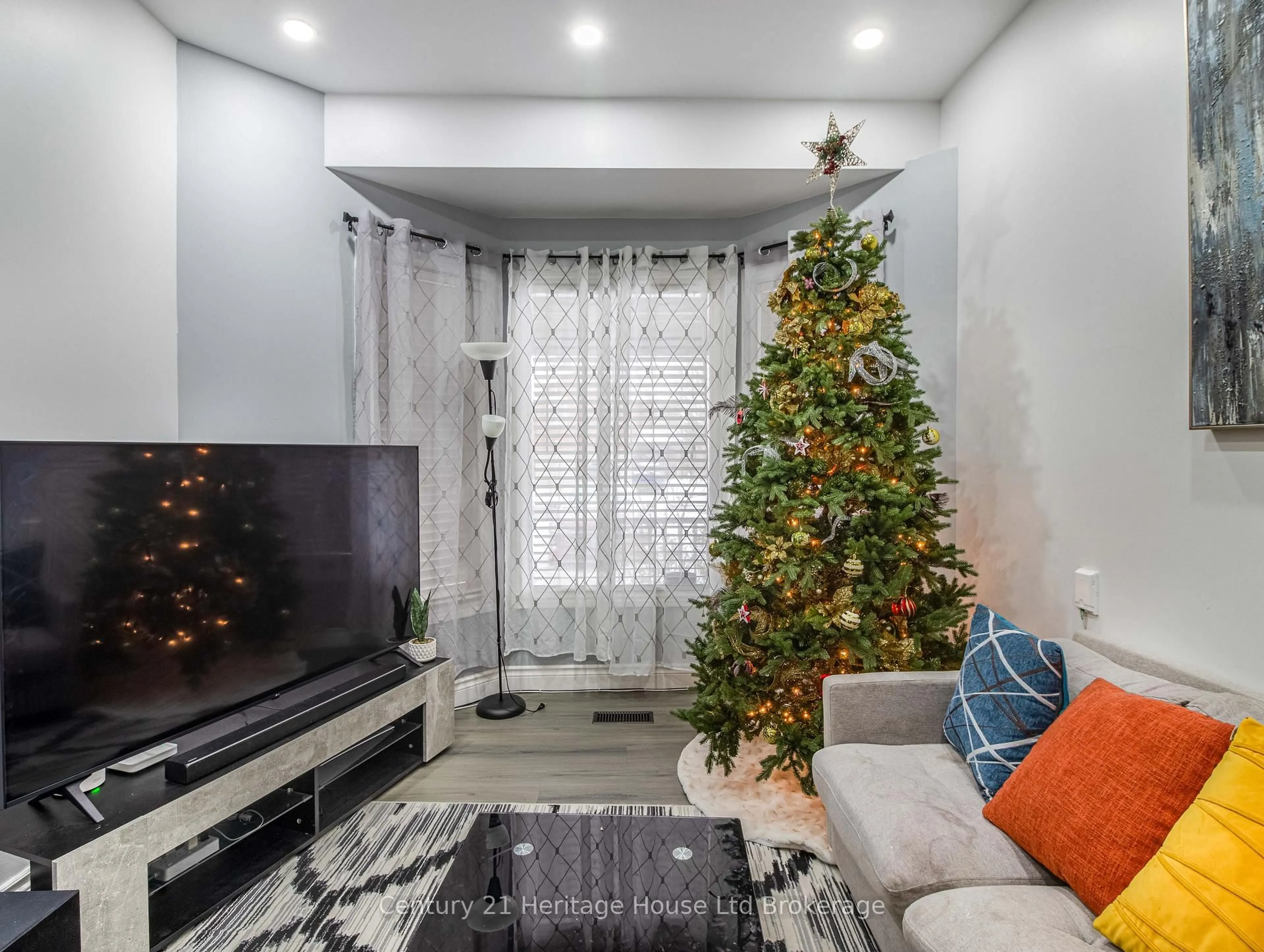 Living room with furniture, unknown for 8 Mohican Dr, Woodstock Ontario N4T 1H5