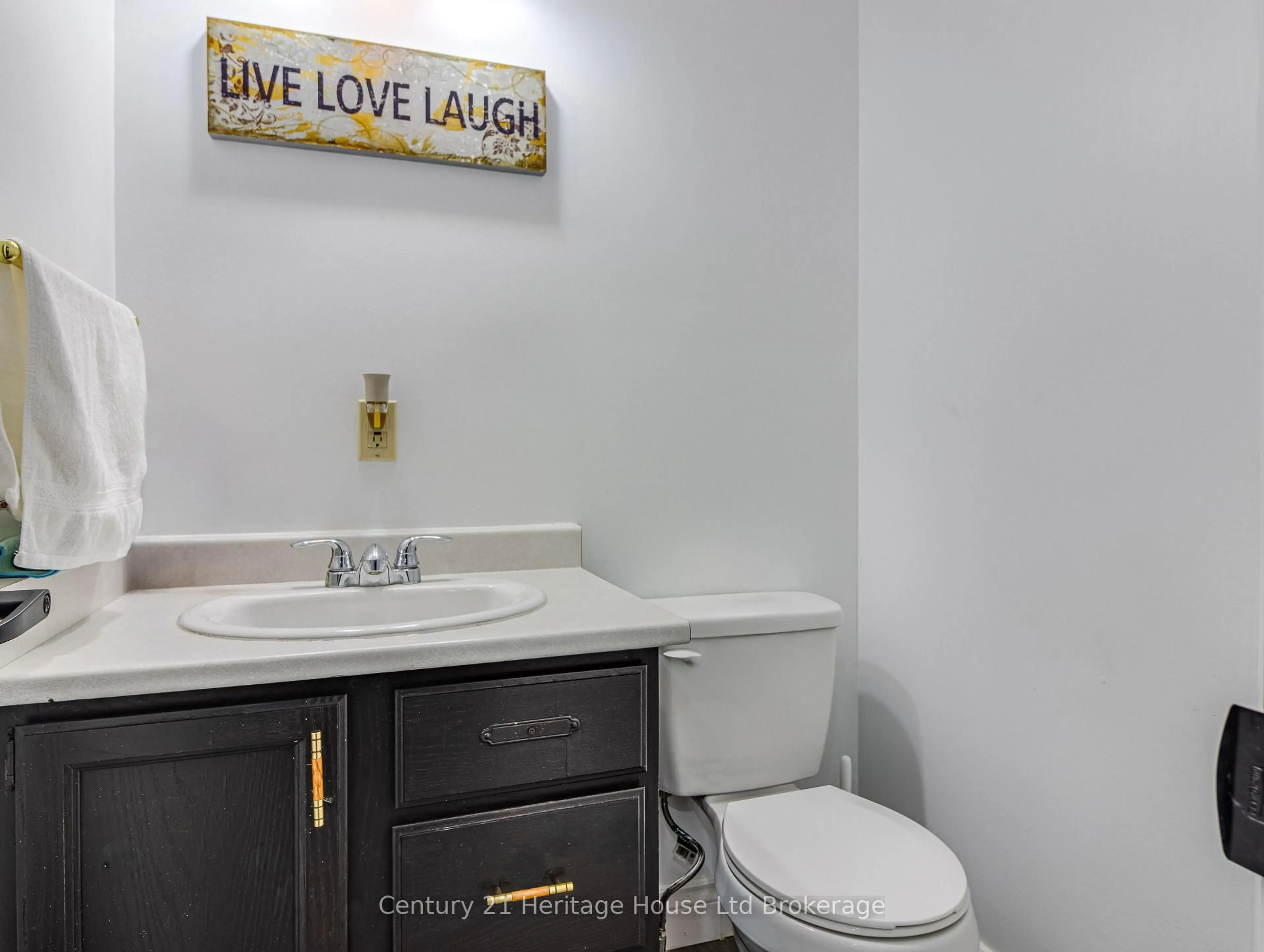 Standard bathroom, unknown for 8 Mohican Dr, Woodstock Ontario N4T 1H5