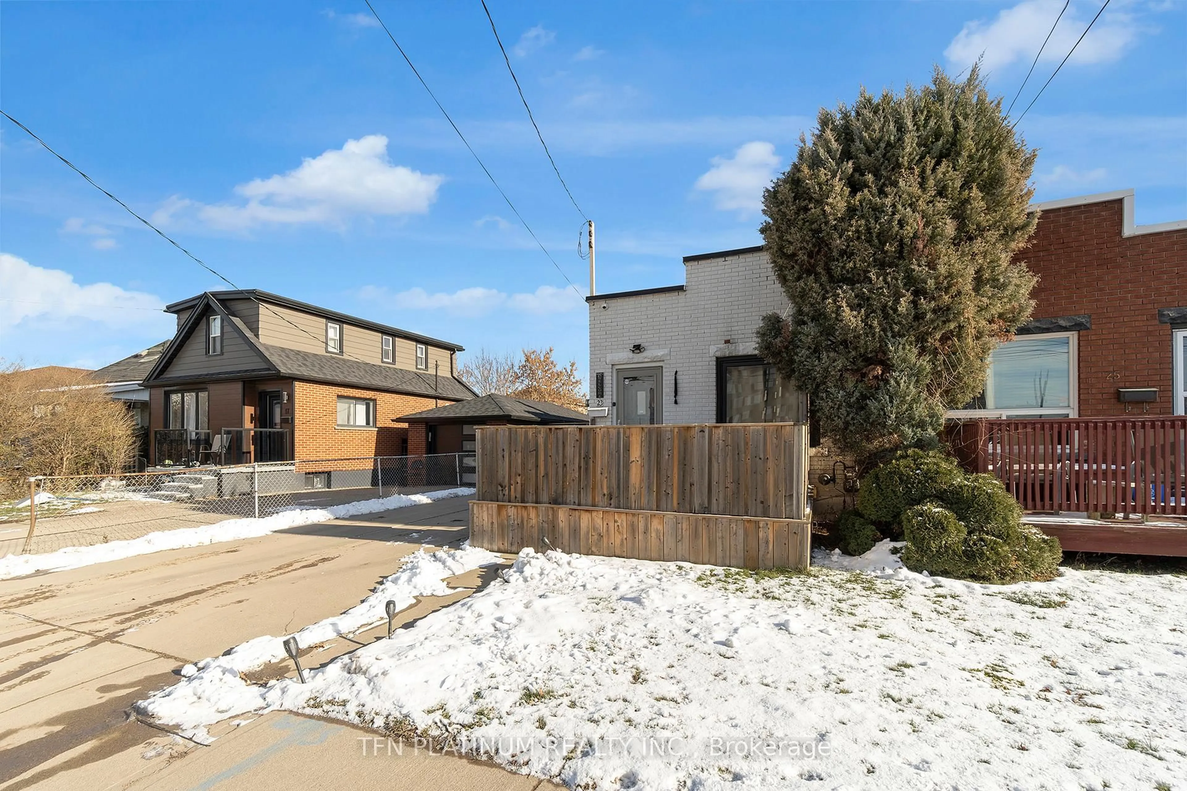 Patio, street for 23 Rosewood Rd, Hamilton Ontario L8H 1A1