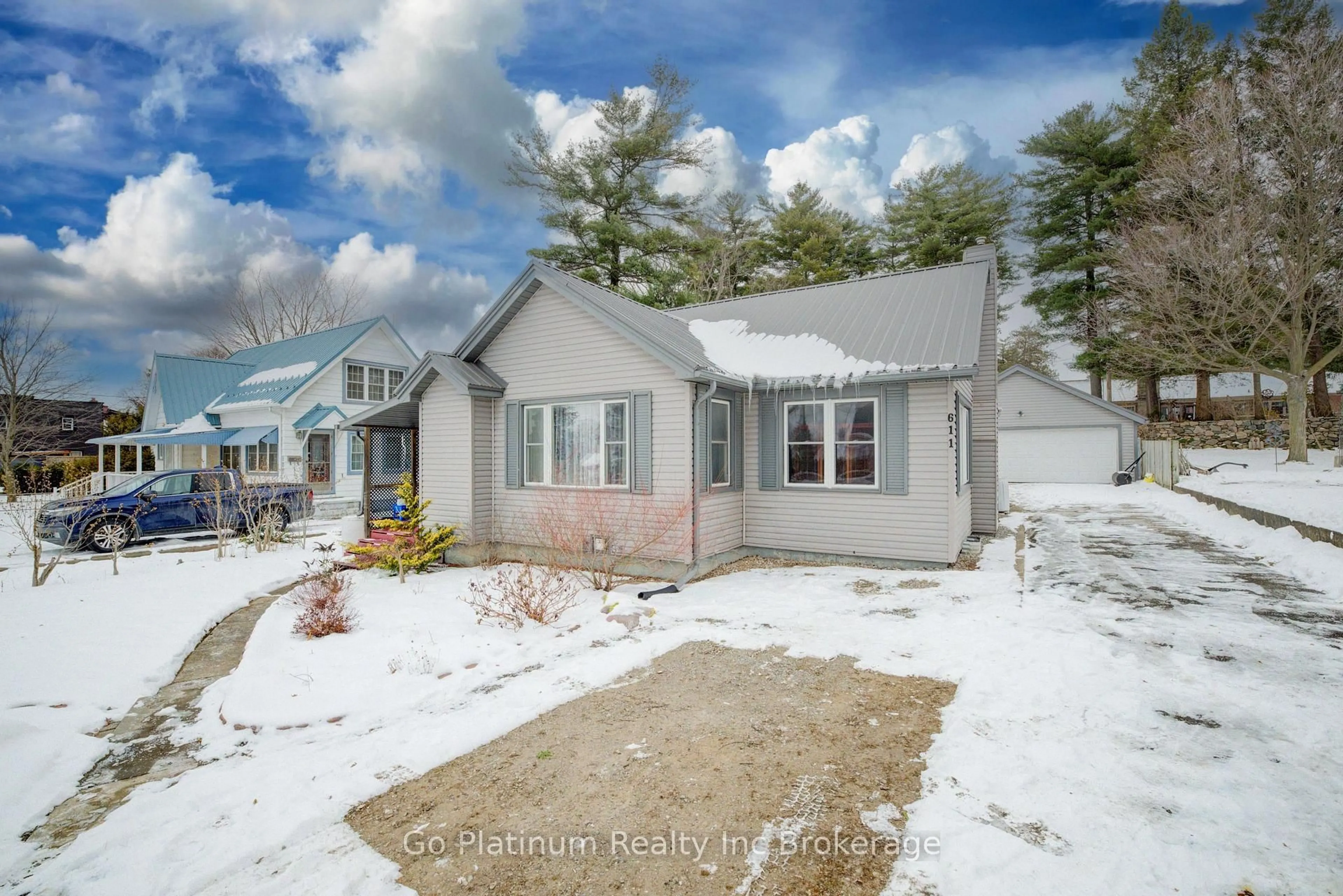 Home with vinyl exterior material, street for 611 James St, Norfolk Ontario N4B 2C6