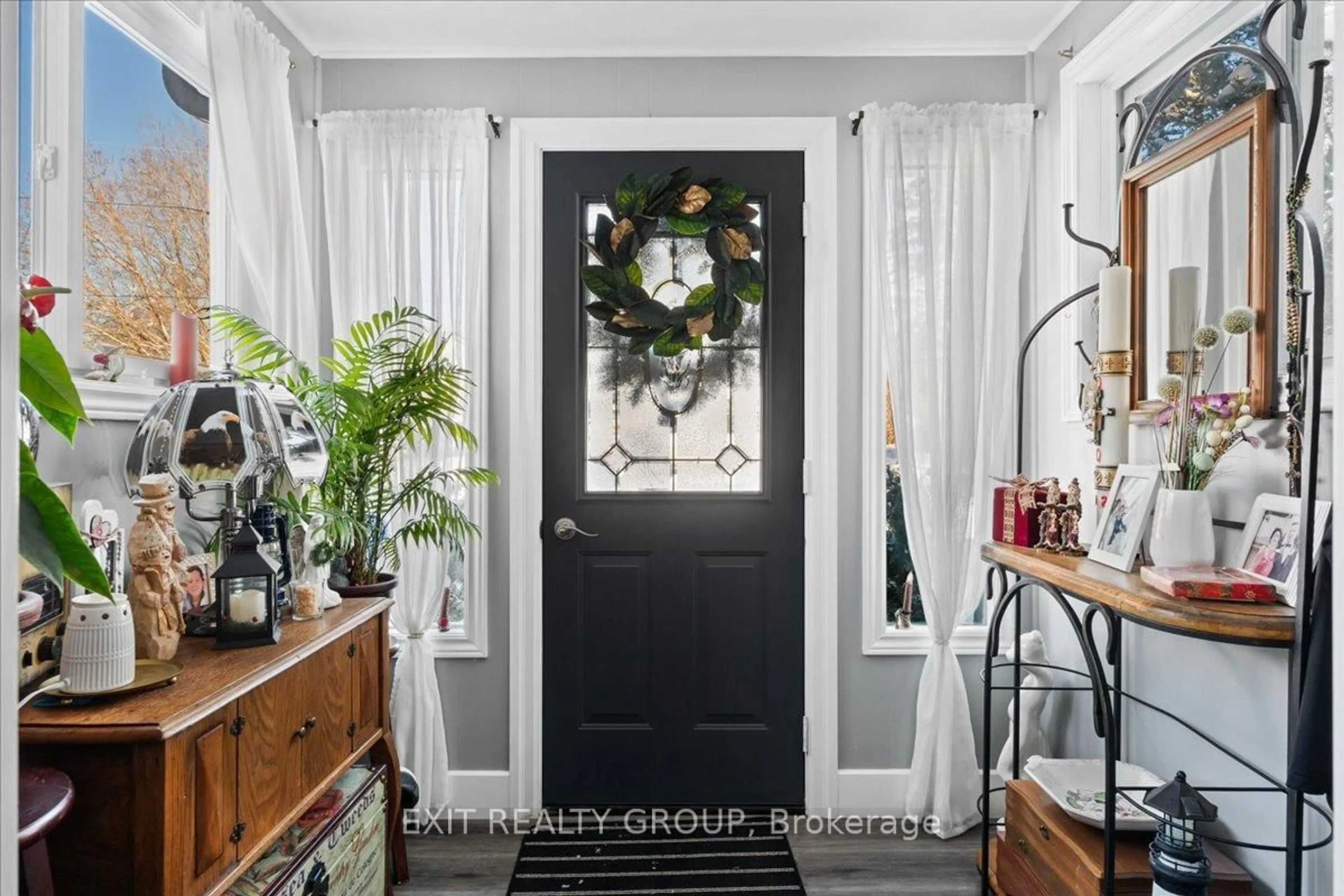 Indoor entryway for 21 North Hastings Ave, Limoges Ontario K0K 2M0