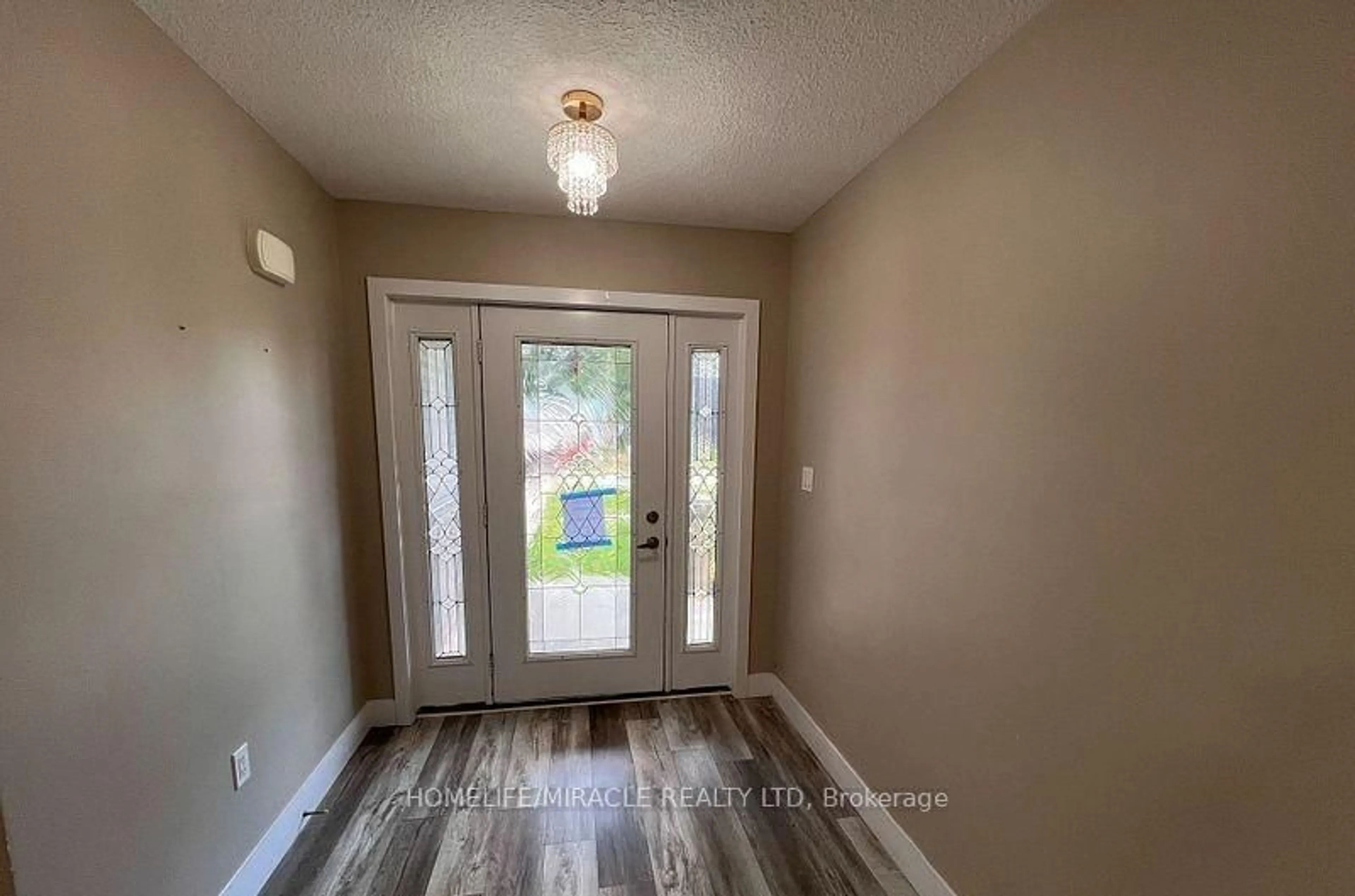 Indoor entryway for 151 Agnes St, Thames Centre Ontario N0M 2P0