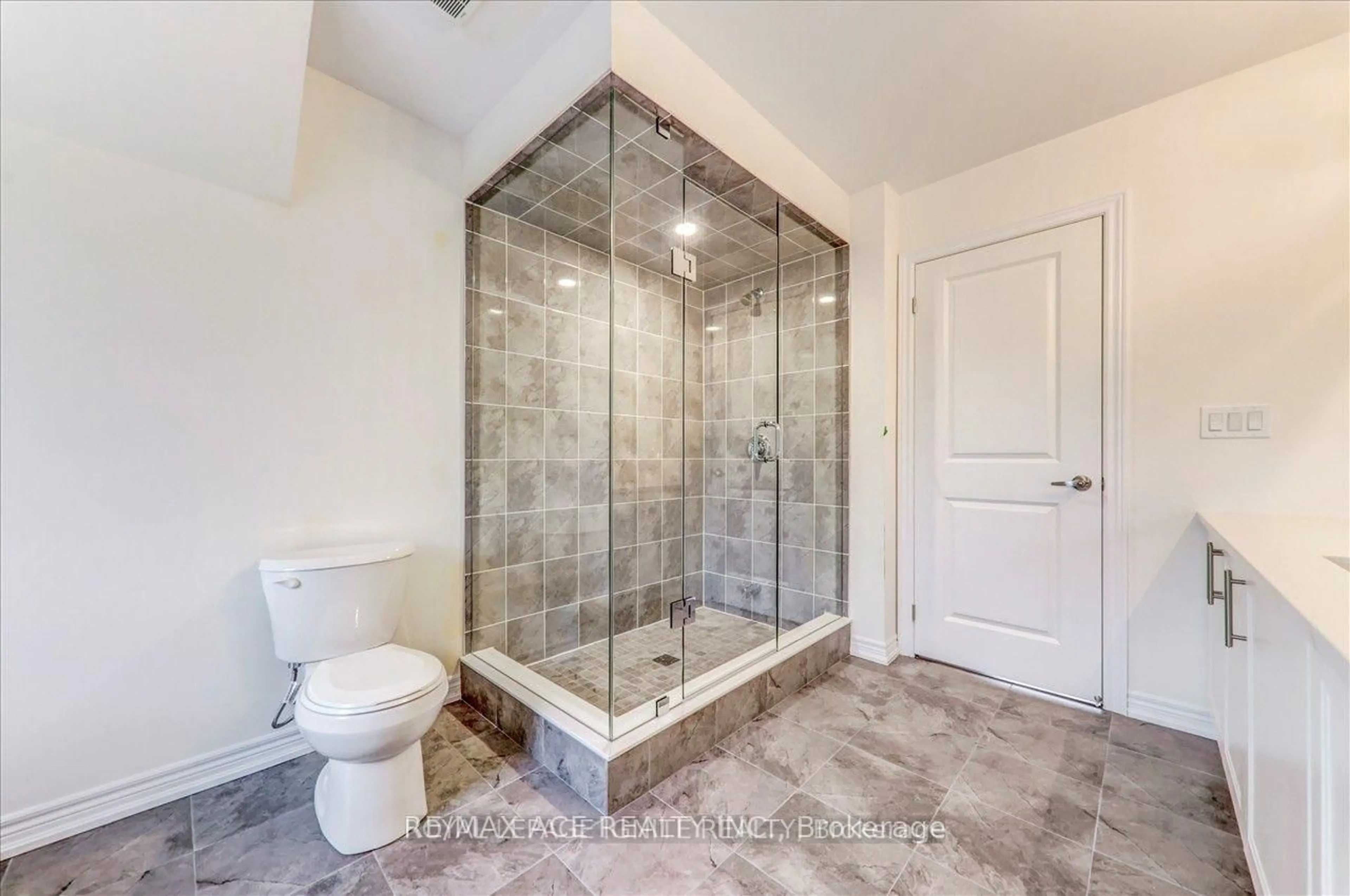 Contemporary bathroom, ceramic/tile floor for 16 East Vista Terr, Quinte West Ontario K0K 1L0