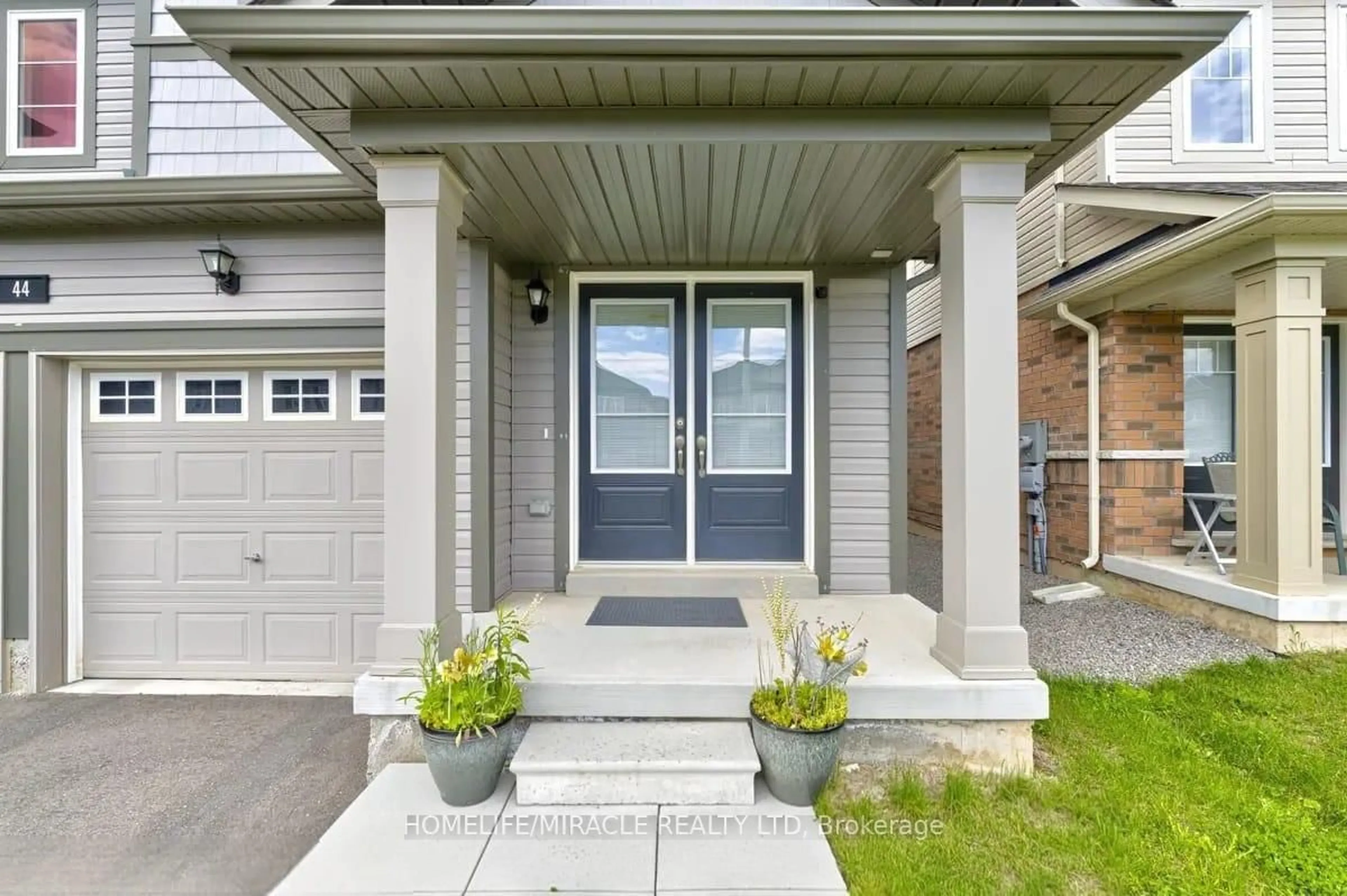 Indoor entryway for 44 Cottonwood Cres, Welland Ontario L3B 0J4