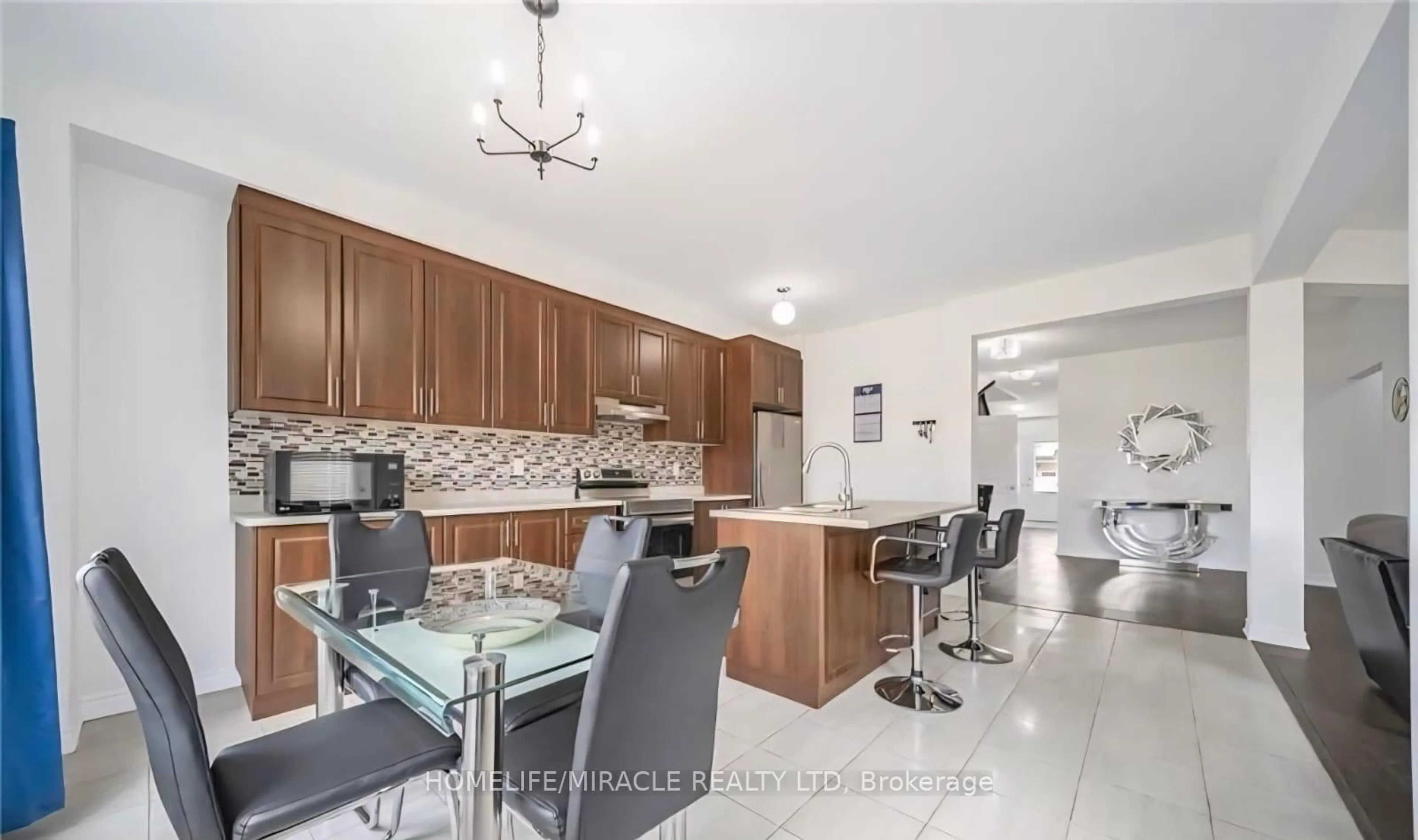 Open concept kitchen, ceramic/tile floor for 44 Cottonwood Cres, Welland Ontario L3B 0J4