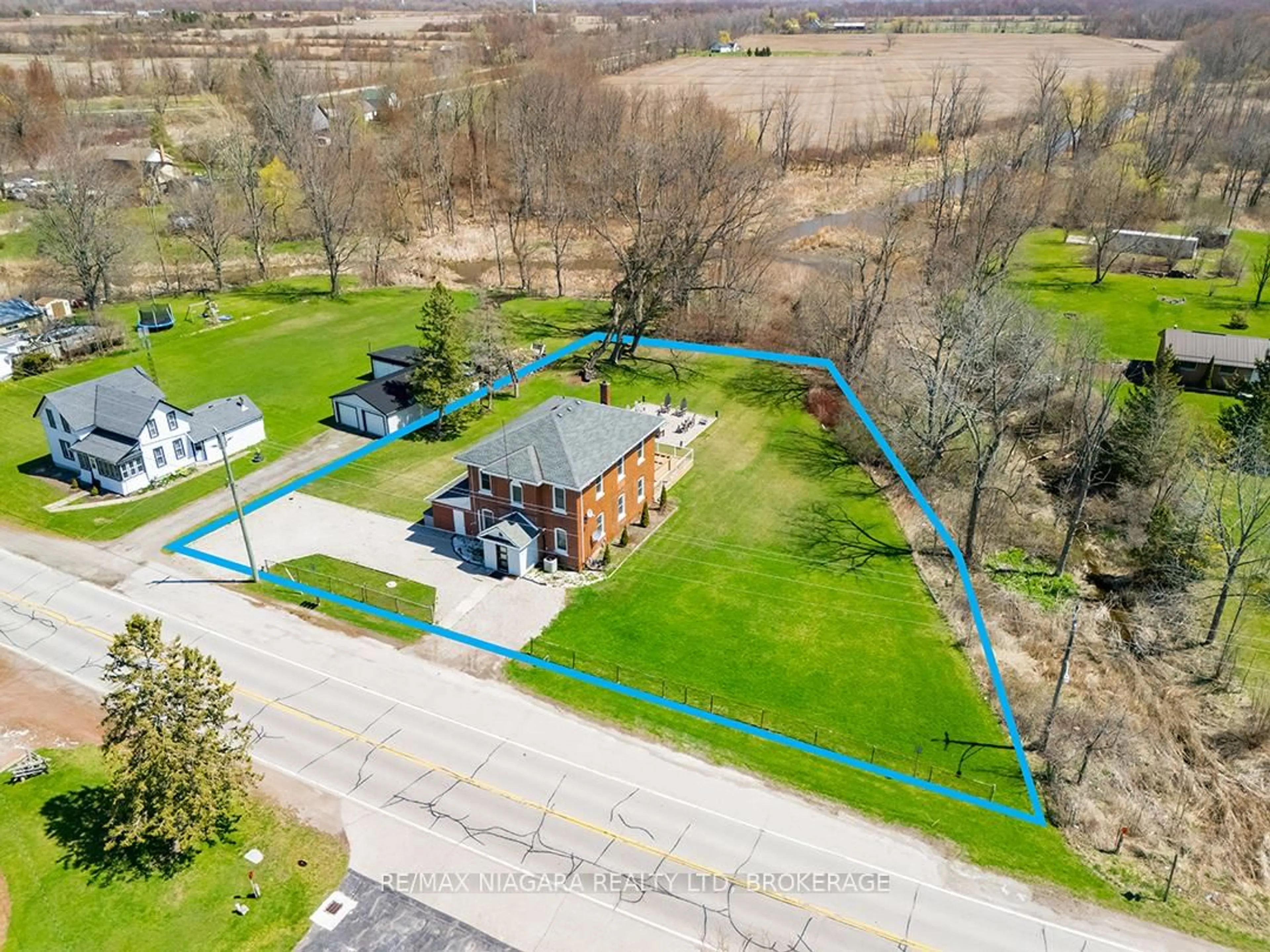 A pic from outside/outdoor area/front of a property/back of a property/a pic from drone, unknown for 1561 North Shore Dr, Haldimand Ontario N0A 1K0