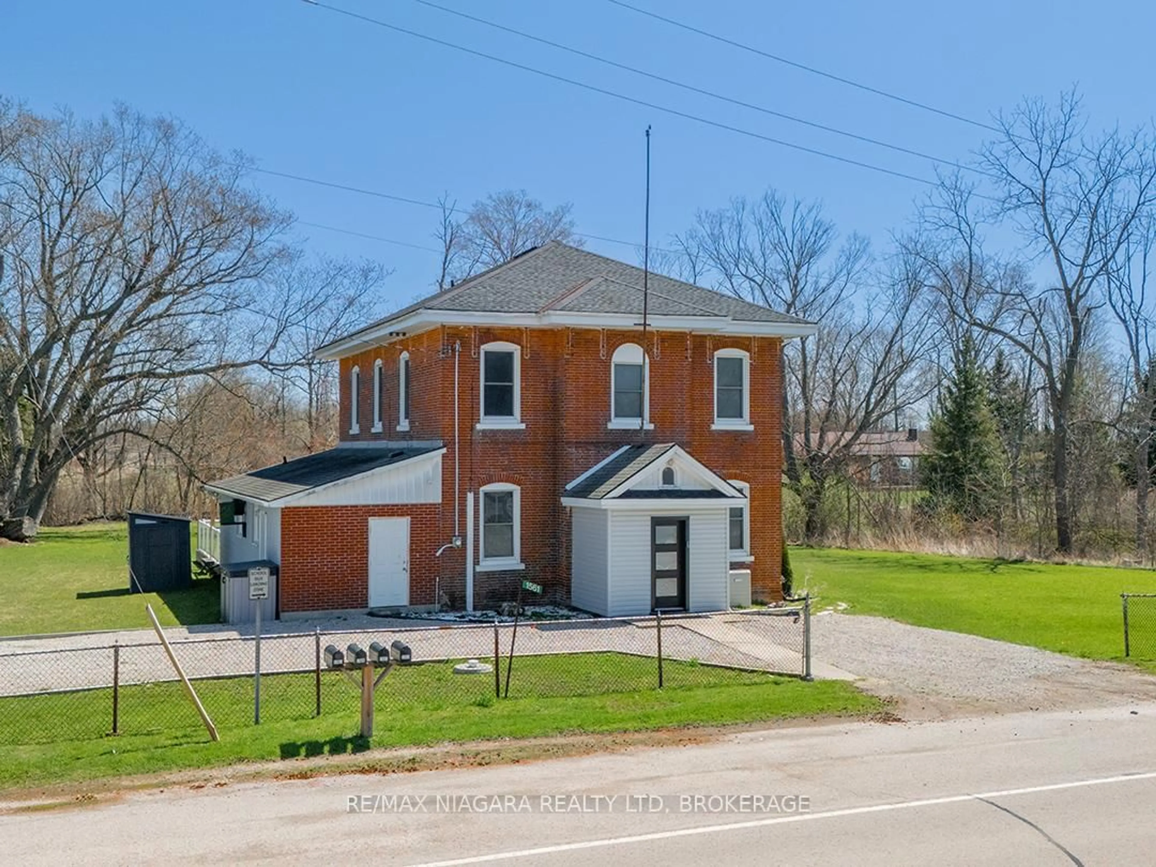 A pic from outside/outdoor area/front of a property/back of a property/a pic from drone, street for 1561 North Shore Dr, Haldimand Ontario N0A 1K0