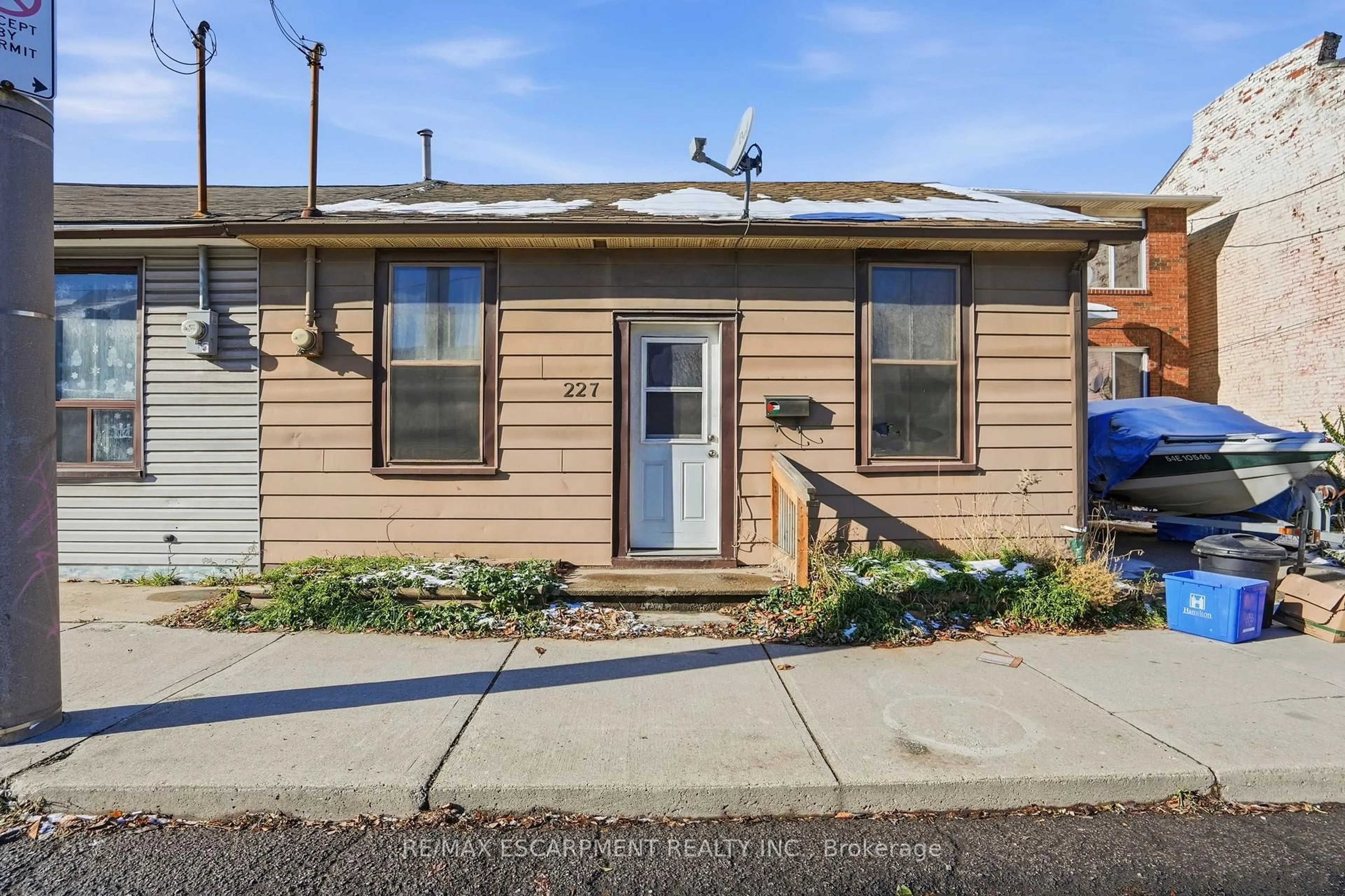 Home with vinyl exterior material, street for 227 Wellington St, Hamilton Ontario L8L 5A7