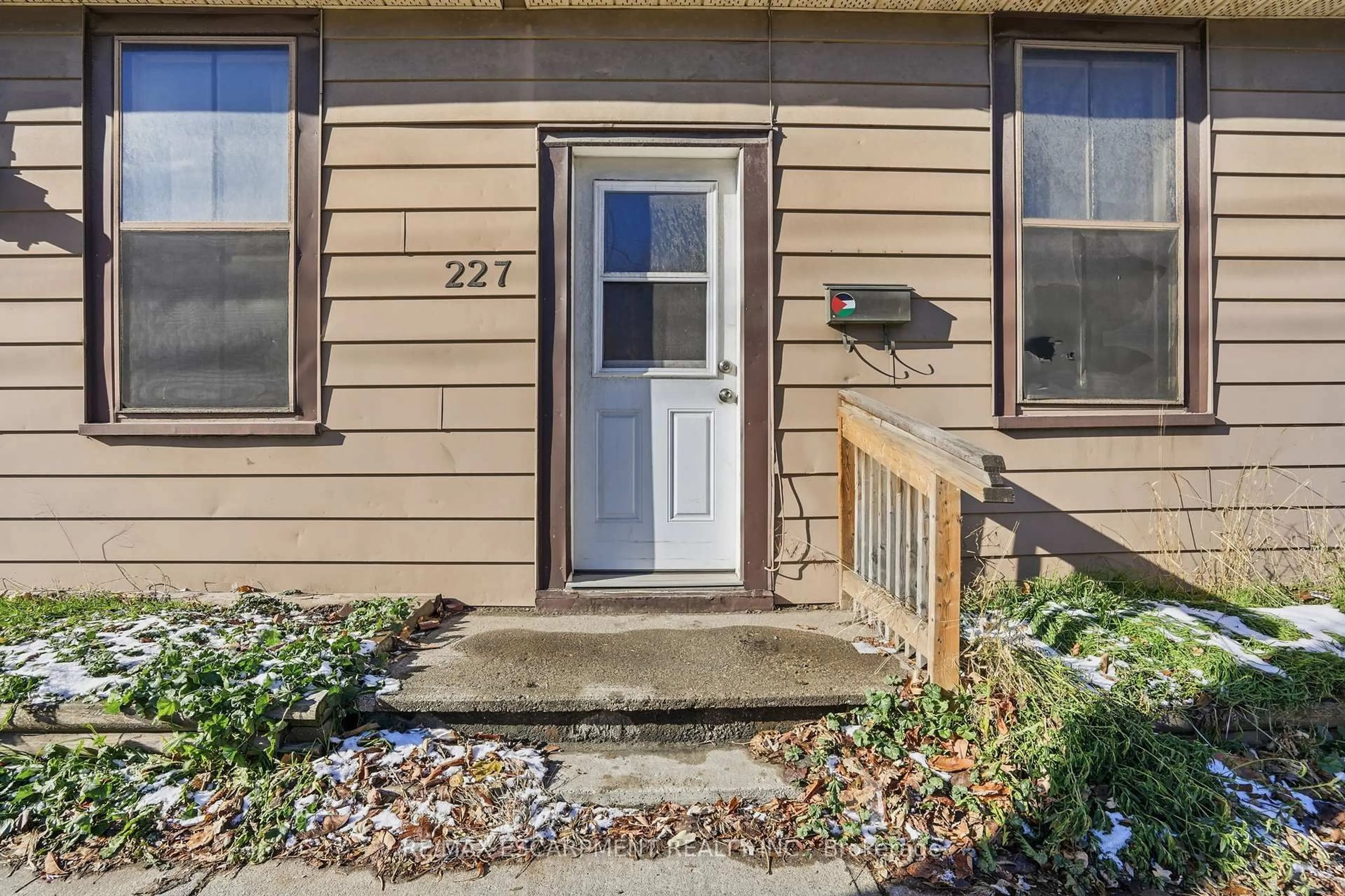 Indoor entryway for 227 Wellington St, Hamilton Ontario L8L 5A7