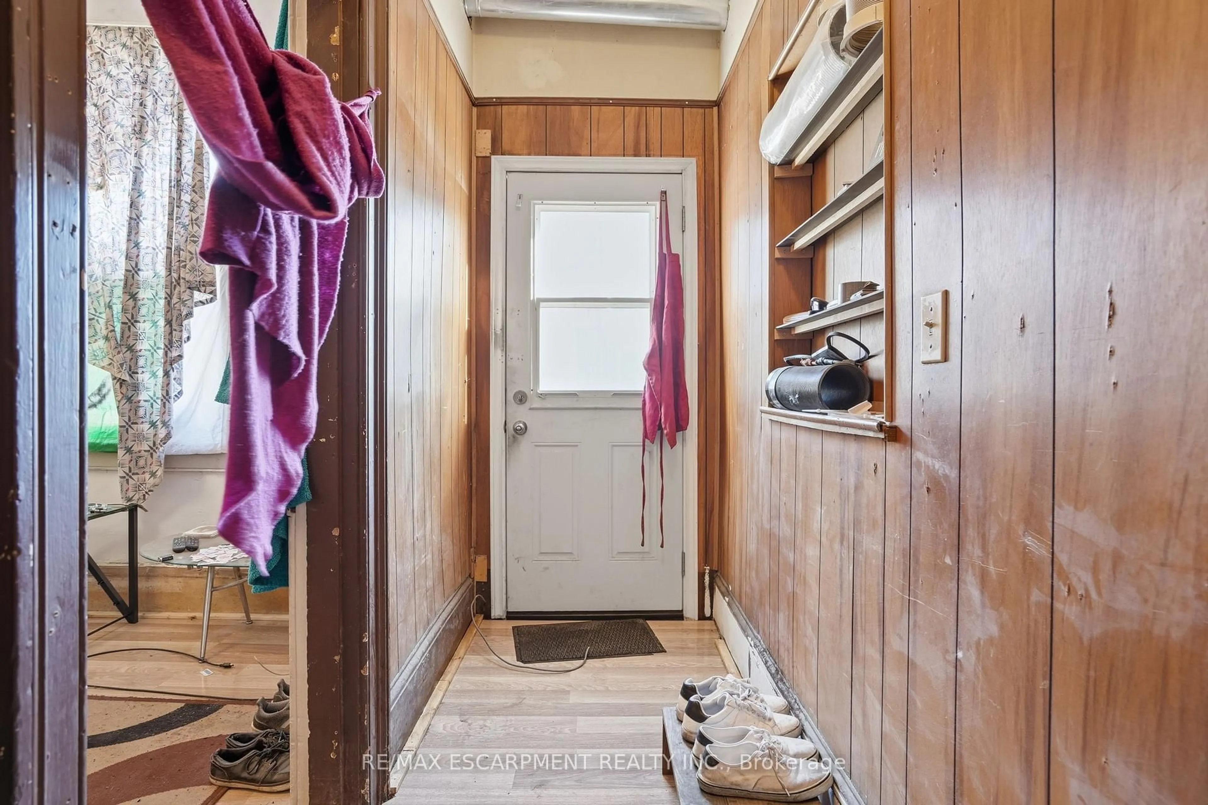 Indoor entryway for 227 Wellington St, Hamilton Ontario L8L 5A7