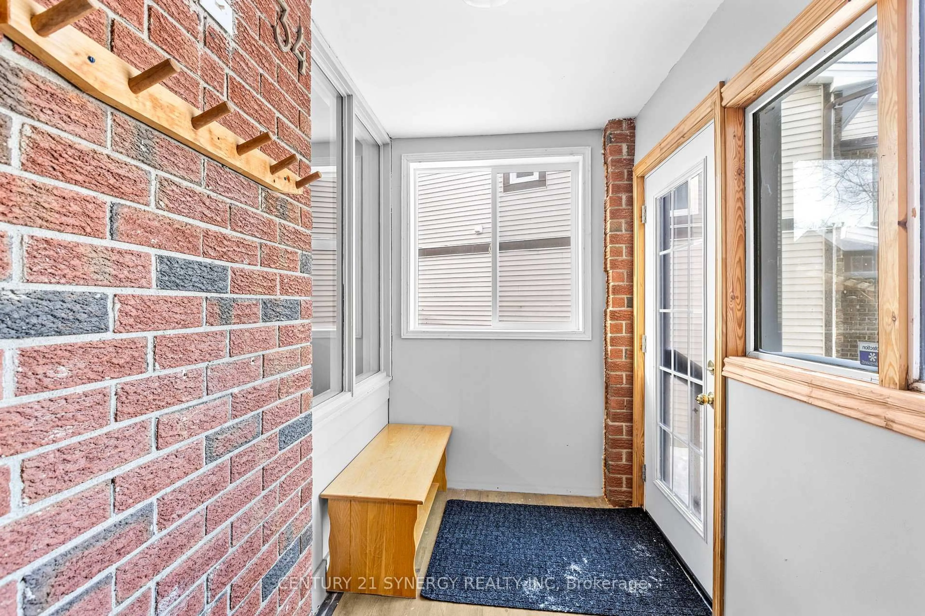 Indoor entryway for 34 Rosegarden Cres, Ottawa Ontario K1T 3A9