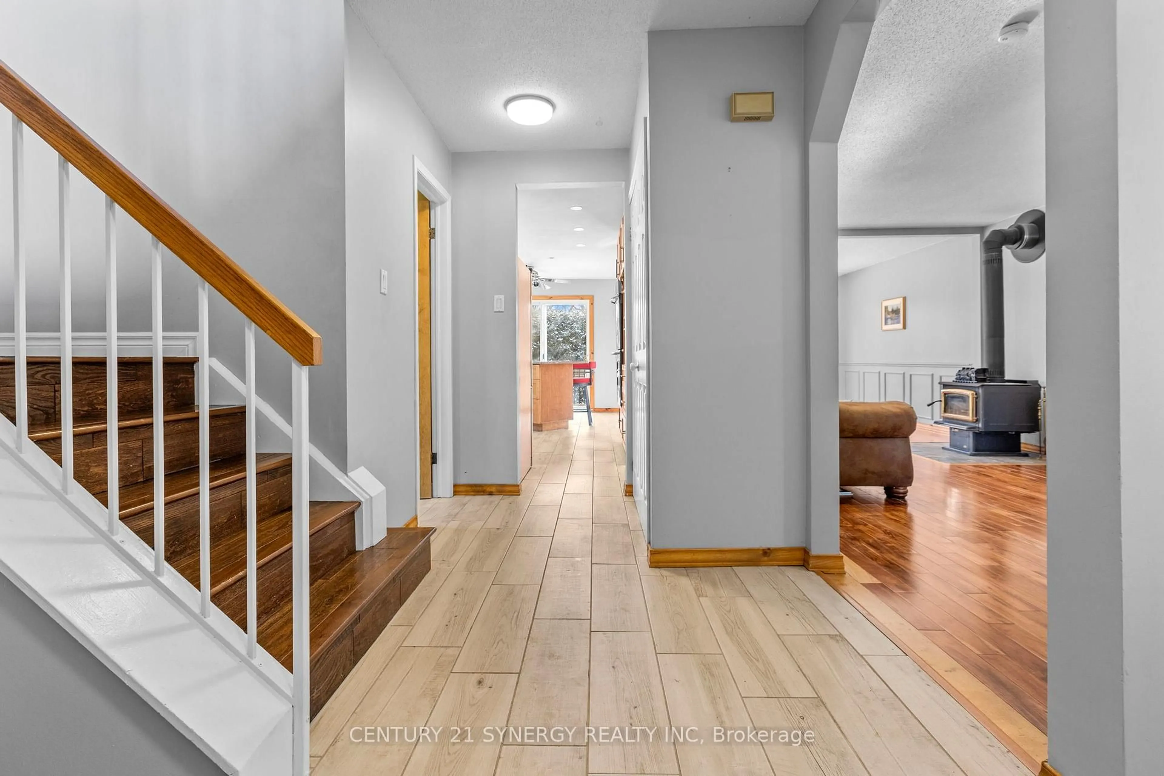 Indoor foyer for 34 Rosegarden Cres, Ottawa Ontario K1T 3A9