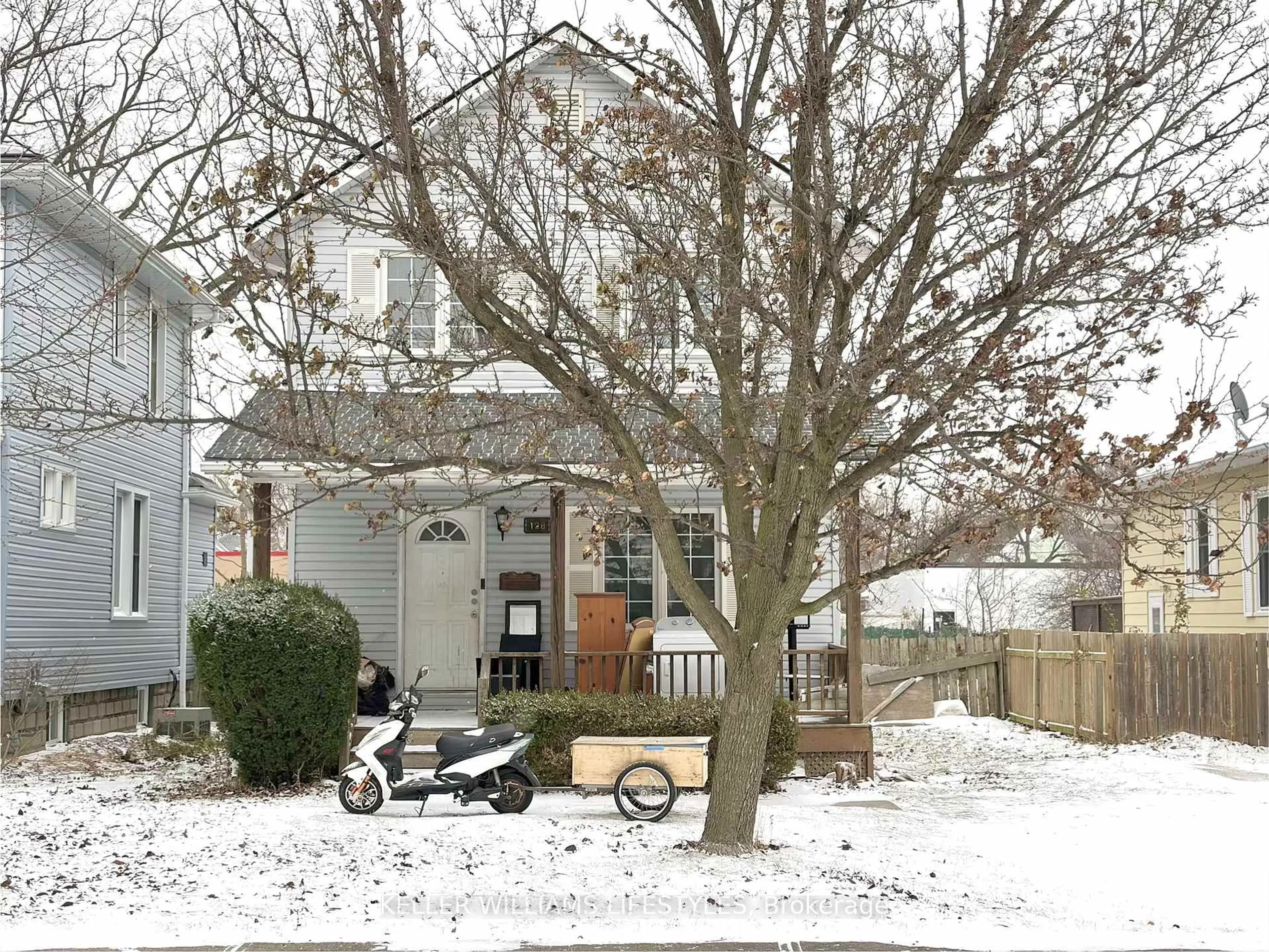 A pic from outside/outdoor area/front of a property/back of a property/a pic from drone, street for 128 Stuart St, Sarnia Ontario N7T 3B1