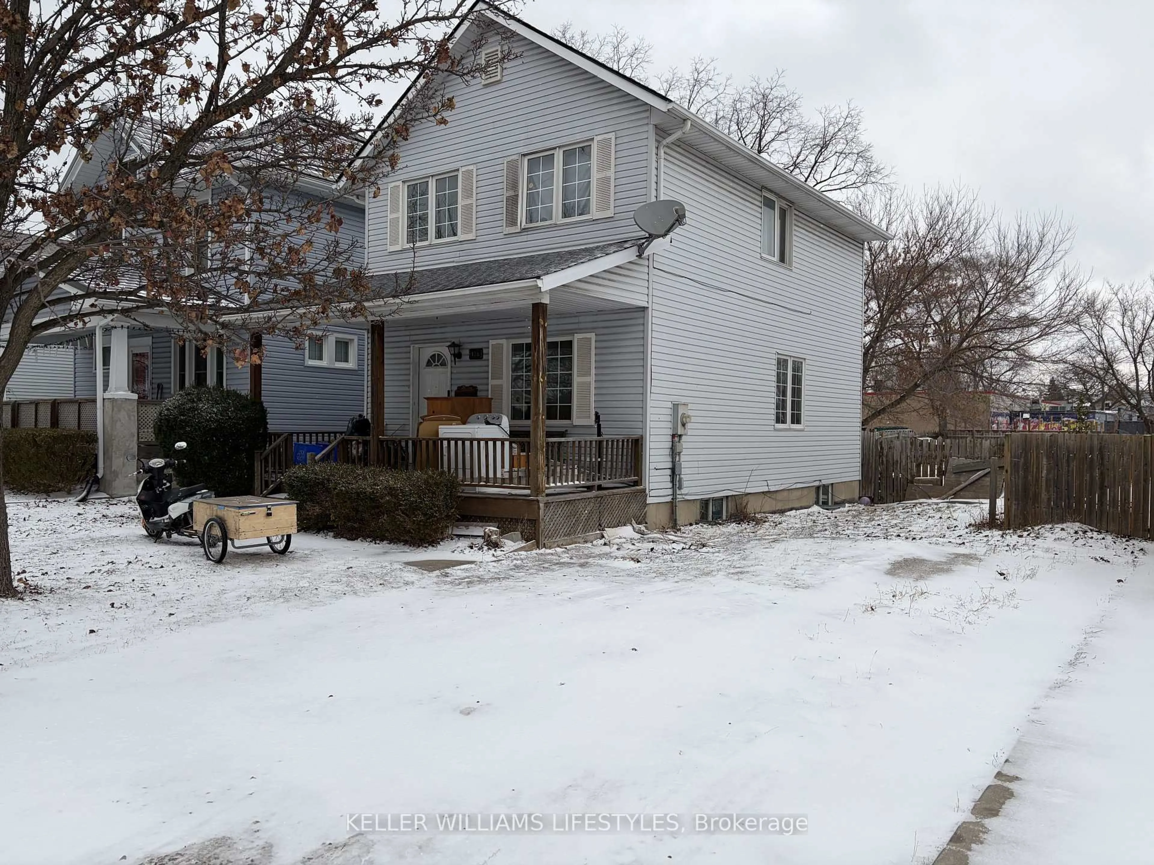 A pic from outside/outdoor area/front of a property/back of a property/a pic from drone, street for 128 Stuart St, Sarnia Ontario N7T 3B1