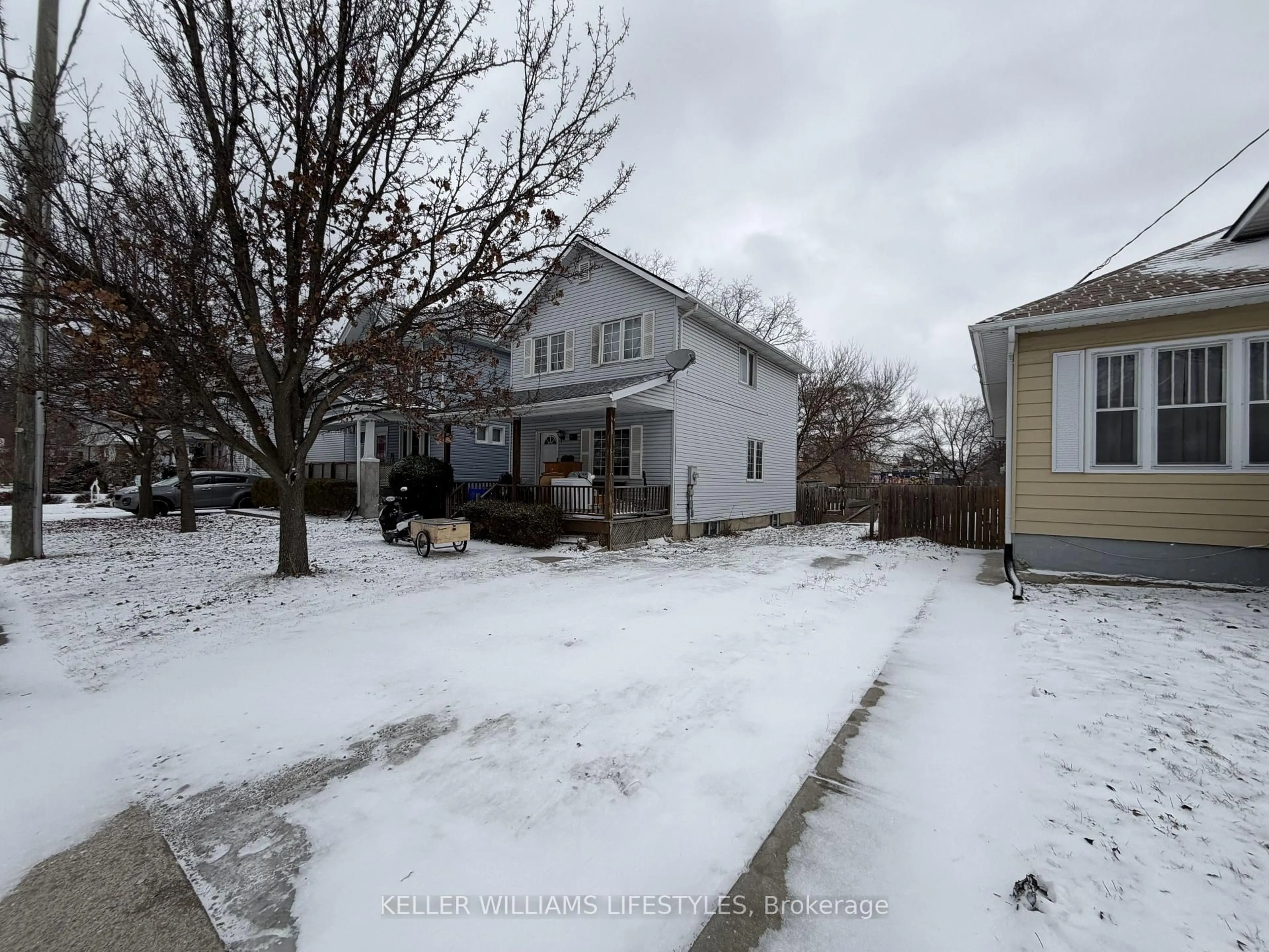 A pic from outside/outdoor area/front of a property/back of a property/a pic from drone, street for 128 Stuart St, Sarnia Ontario N7T 3B1