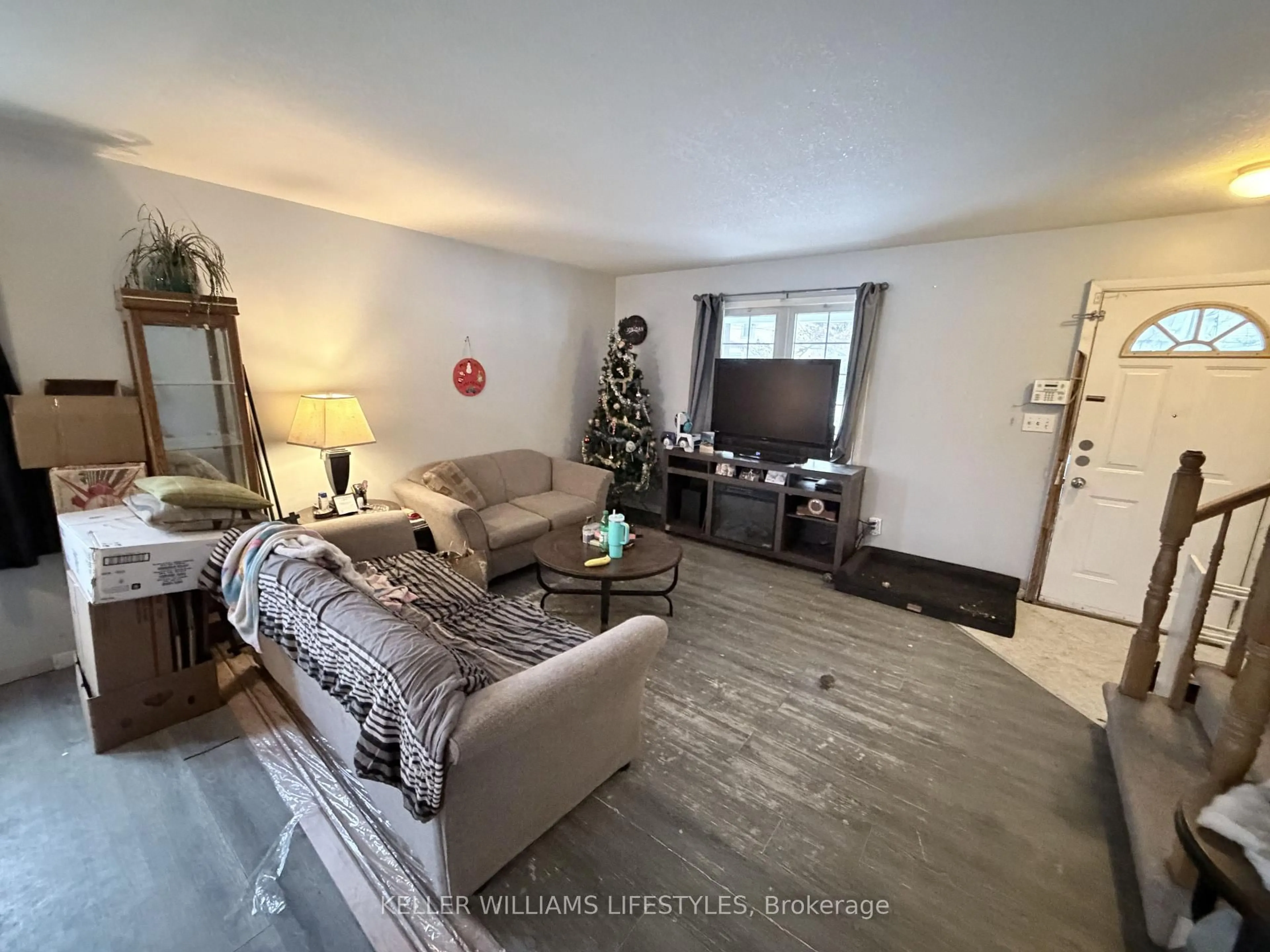 A pic of a room for 128 Stuart St, Sarnia Ontario N7T 3B1