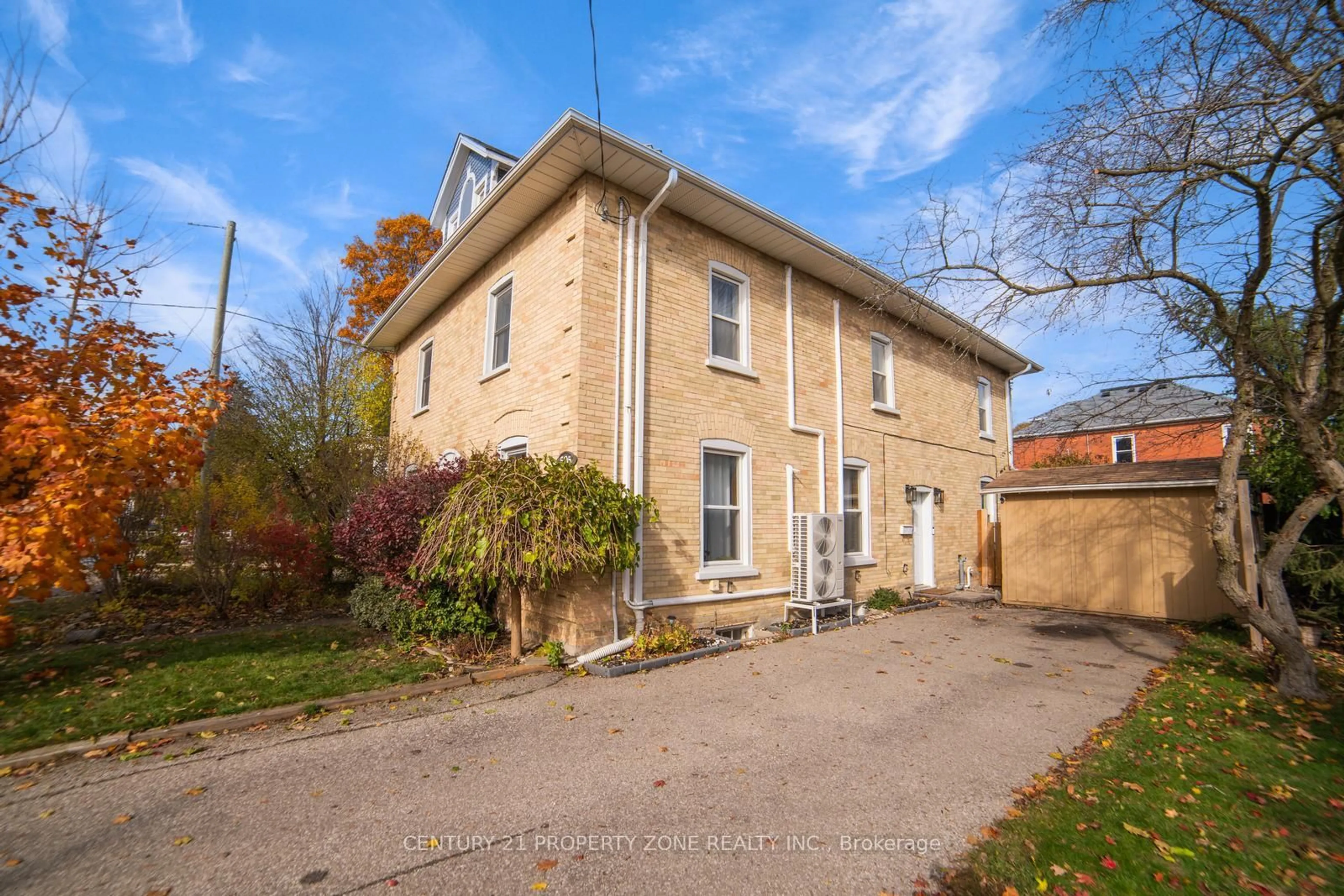 A pic from outside/outdoor area/front of a property/back of a property/a pic from drone, building for 505 Duke St, Cambridge Ontario N3H 3T2