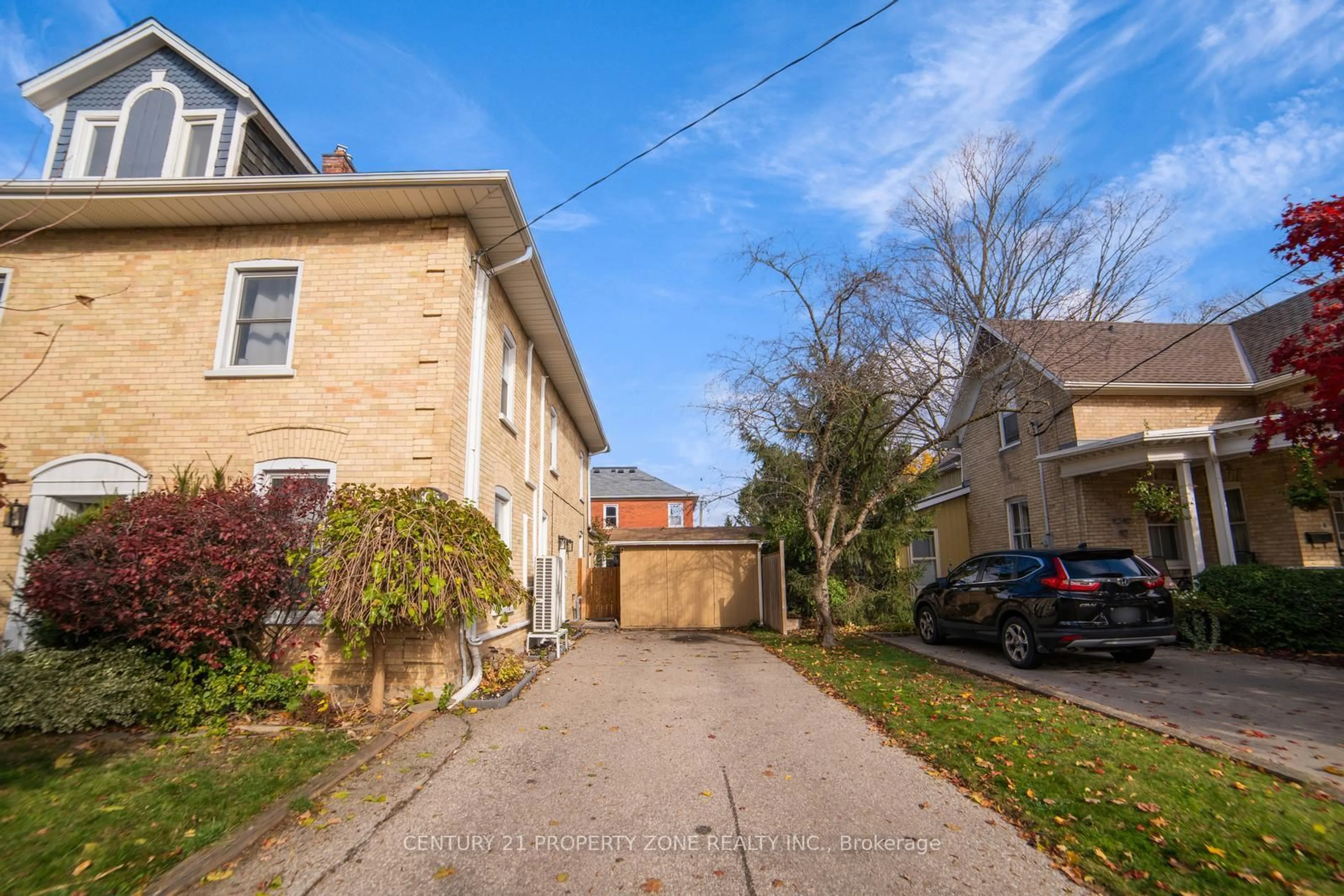A pic from outside/outdoor area/front of a property/back of a property/a pic from drone, street for 505 Duke St, Cambridge Ontario N3H 3T2