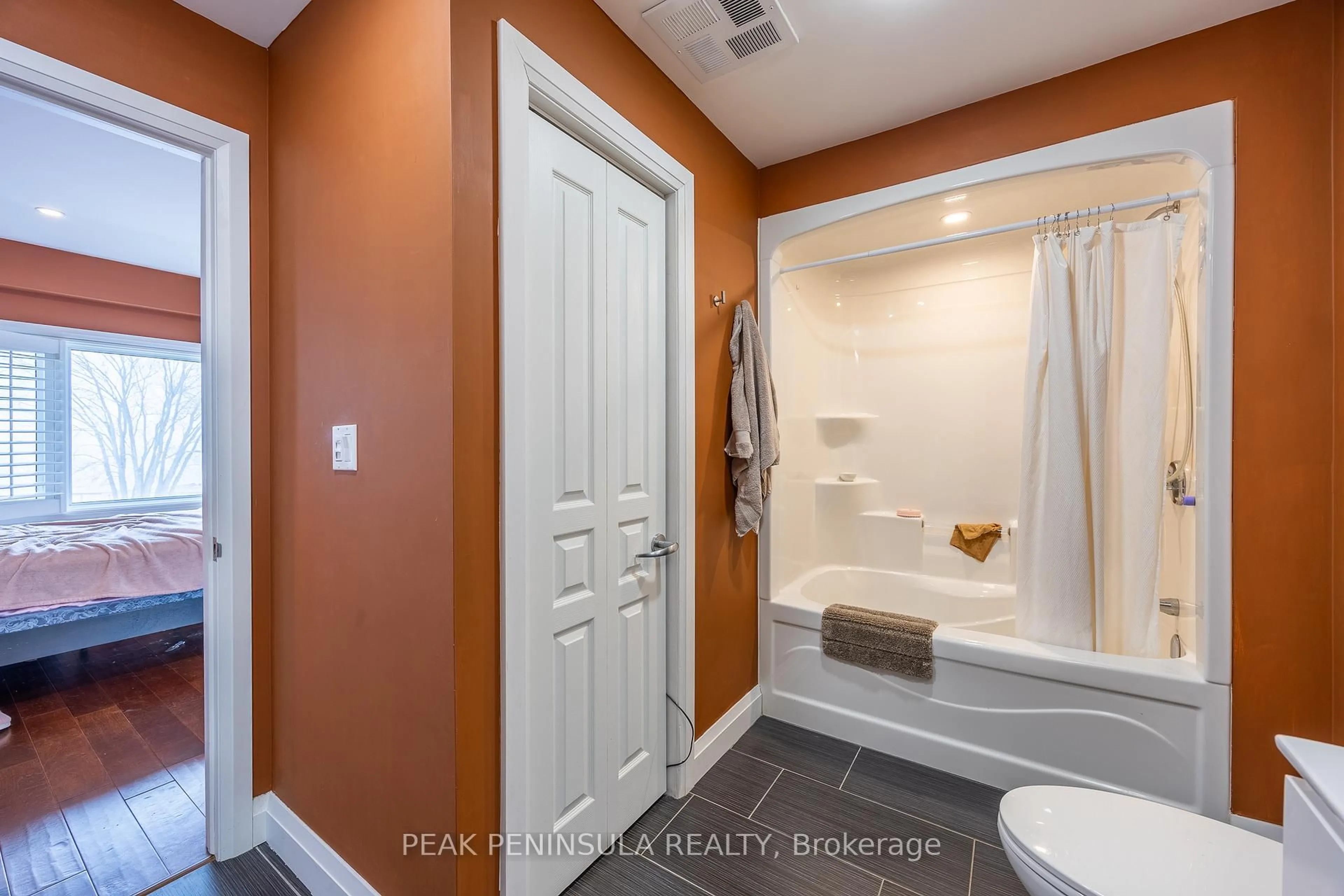 Standard bathroom, ceramic/tile floor for 12 Erie Blvd #203, Norfolk Ontario N0E 1M0