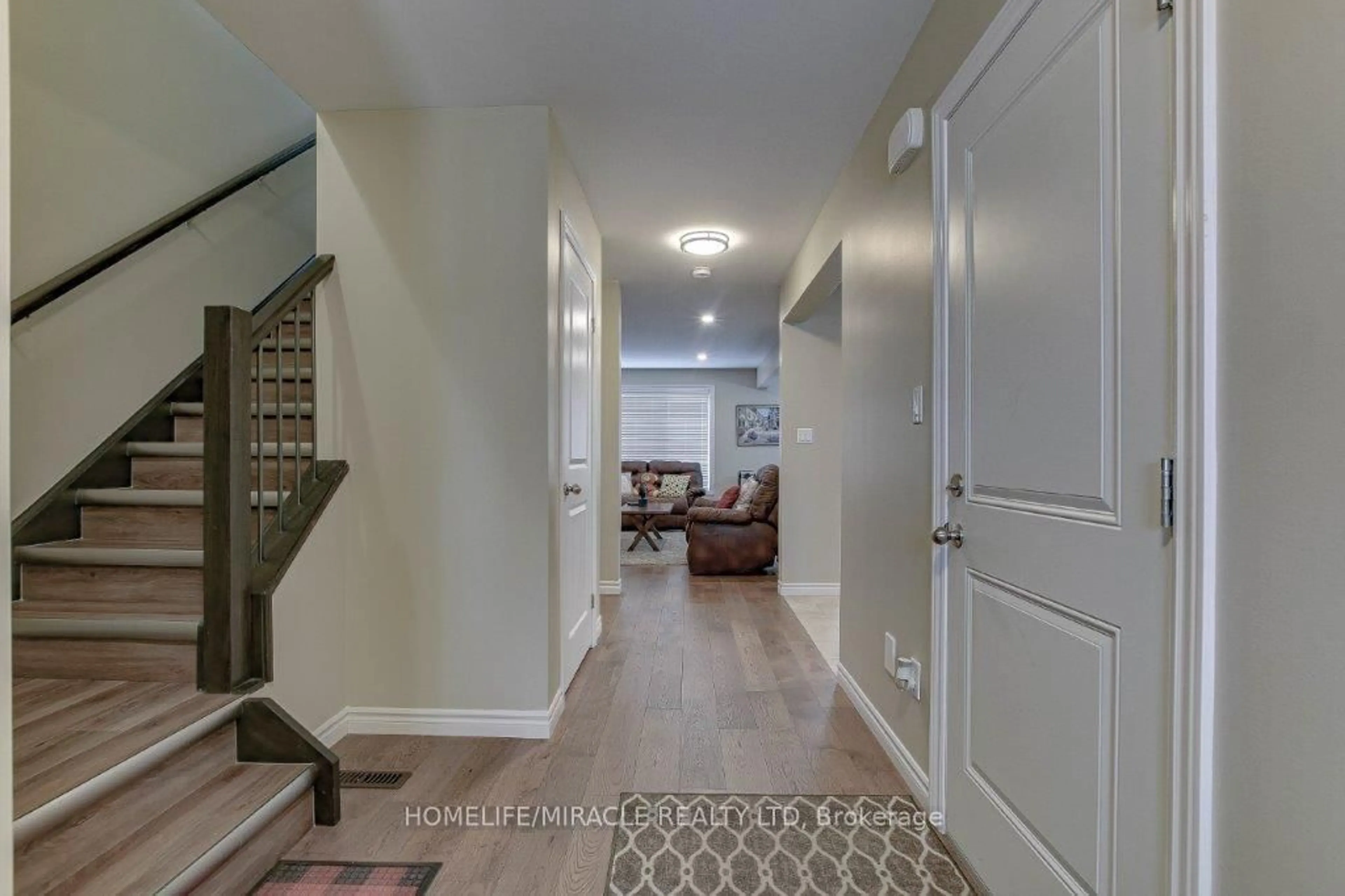 Indoor entryway for 136 Cherry St, Ingersoll Ontario N5C 1H7