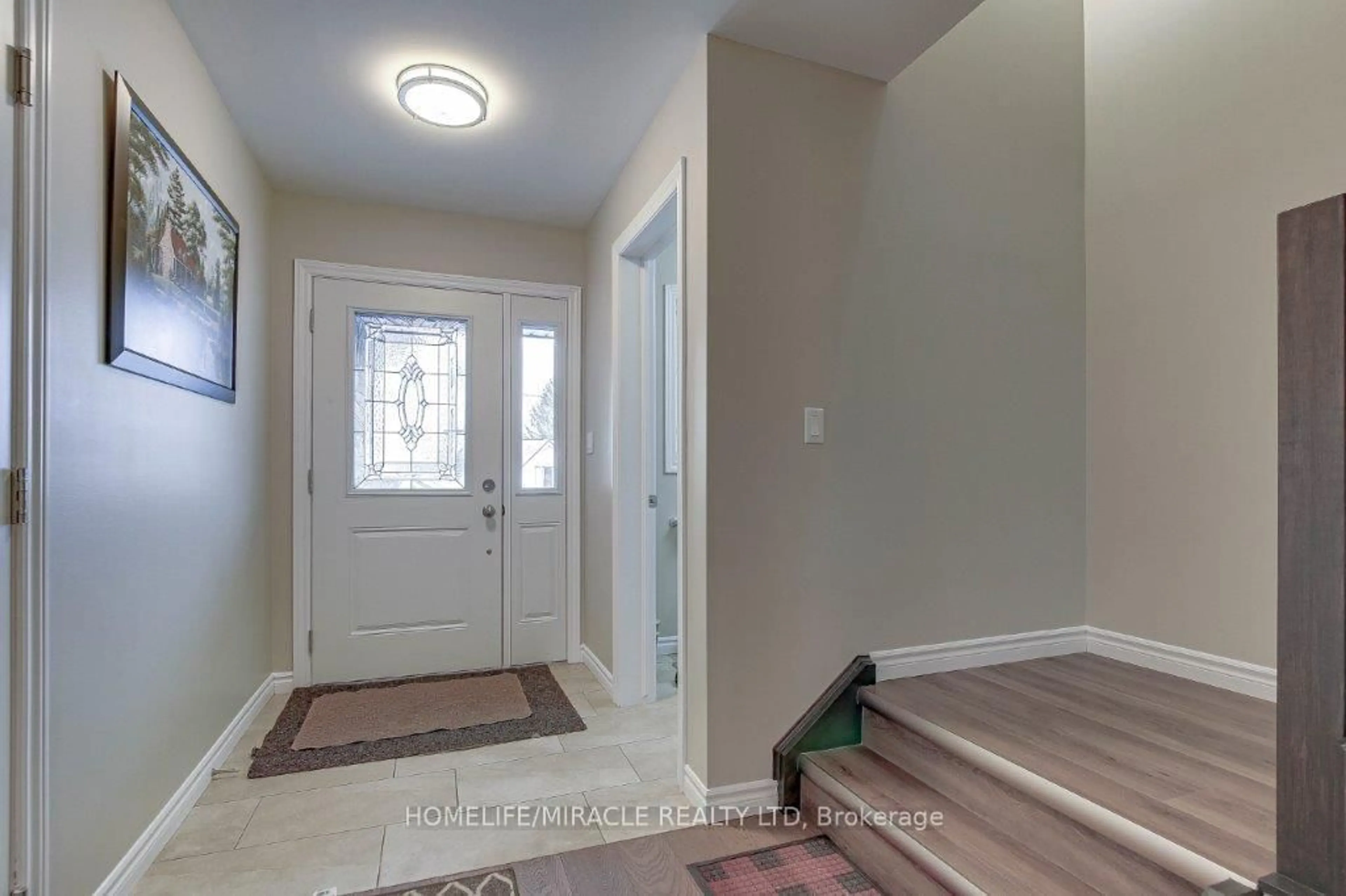 Indoor entryway for 136 Cherry St, Ingersoll Ontario N5C 1H7