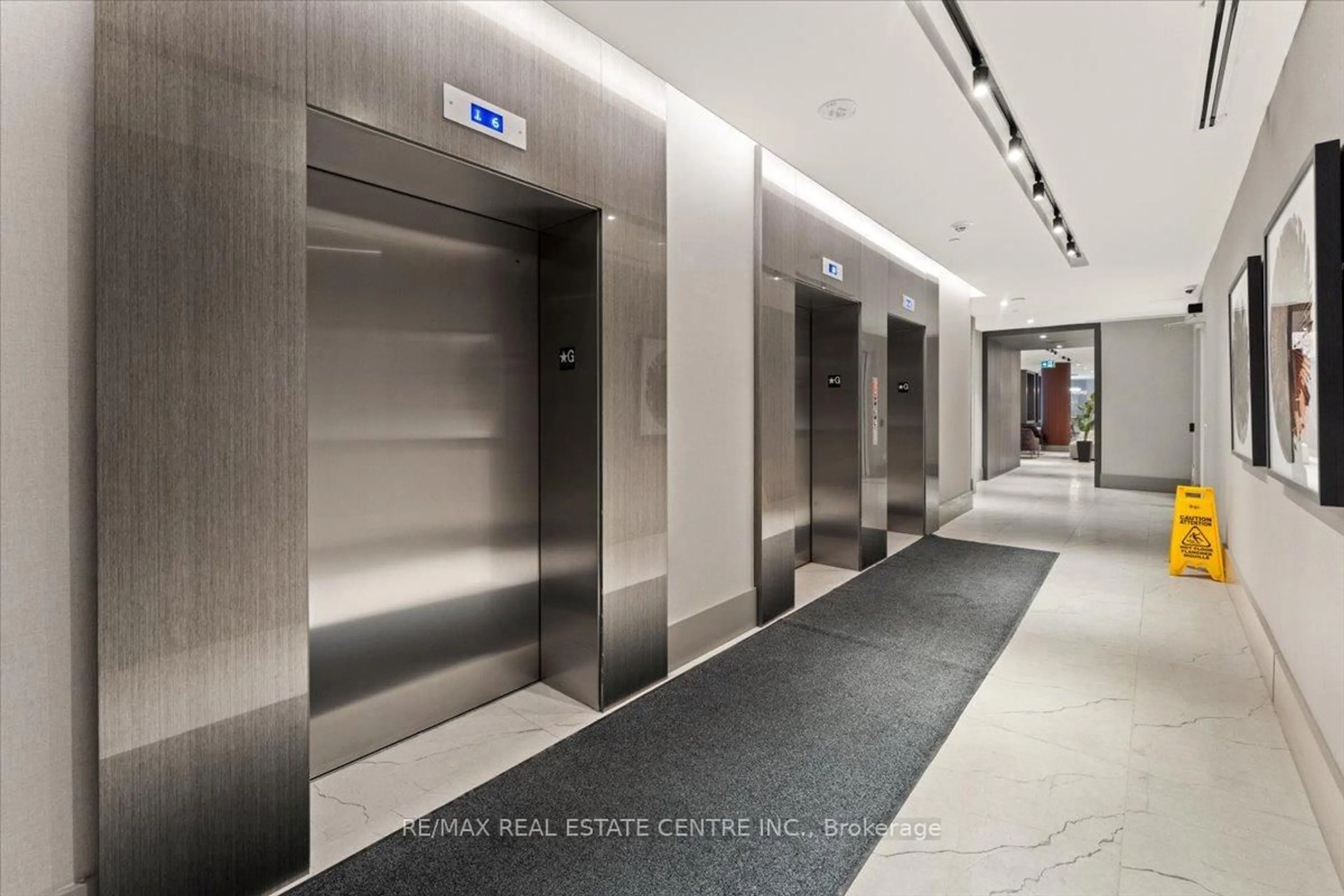 Indoor foyer for 55 Duke St #1106, Kitchener Ontario N2H 0C9