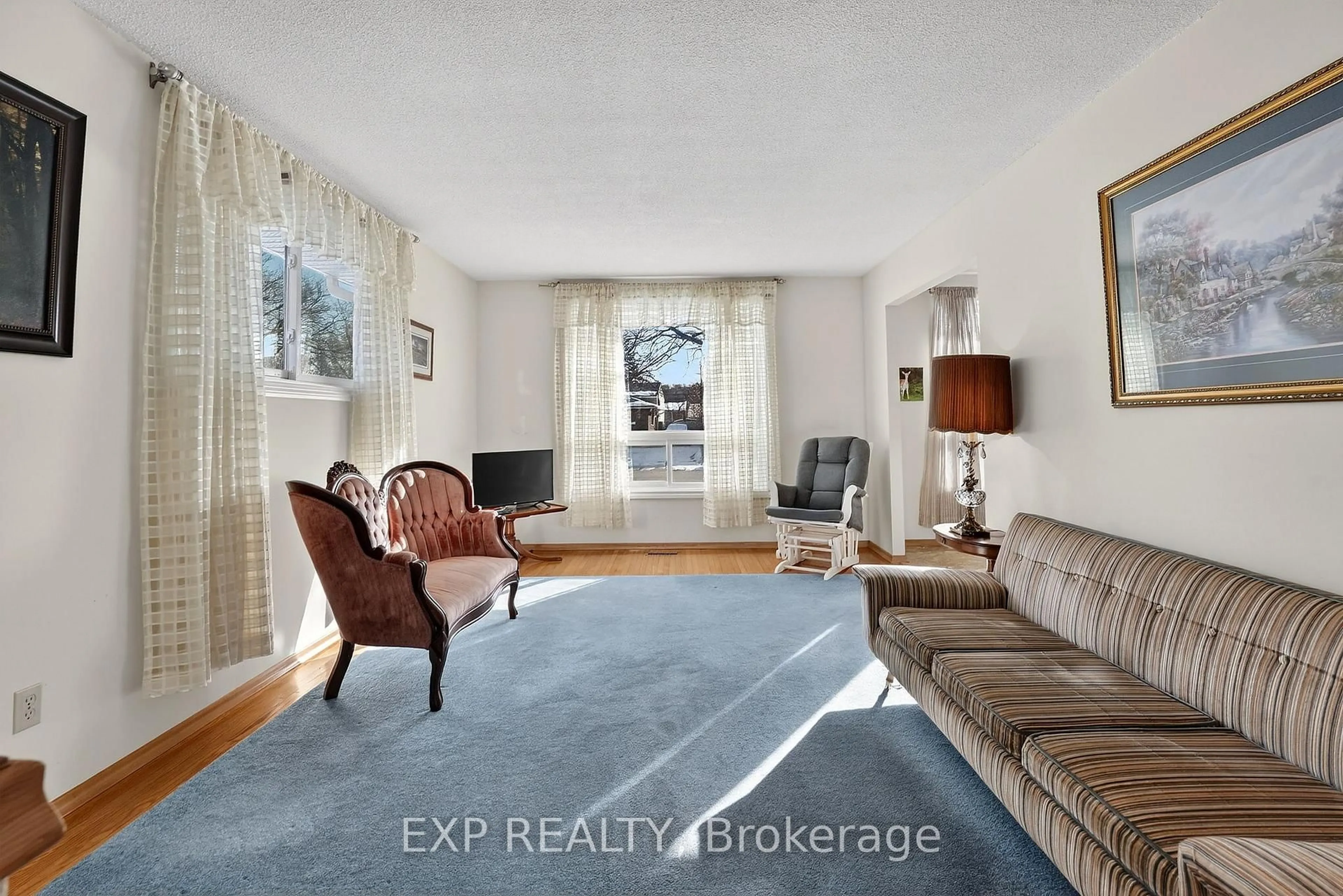 Living room with furniture, unknown for 18 Fairway Dr, Hamilton Ontario L8K 5L4