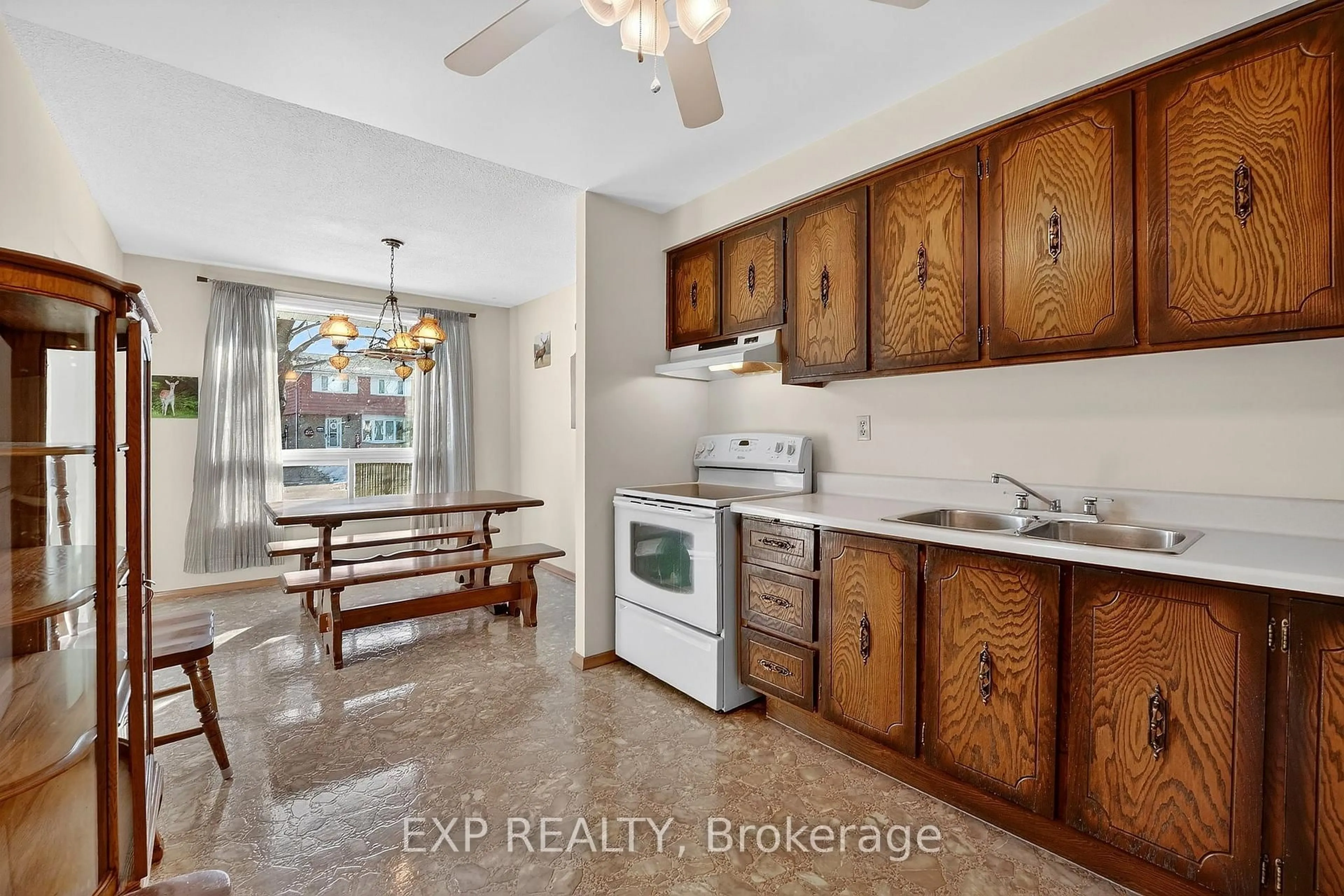 Standard kitchen, ceramic/tile floor for 18 Fairway Dr, Hamilton Ontario L8K 5L4