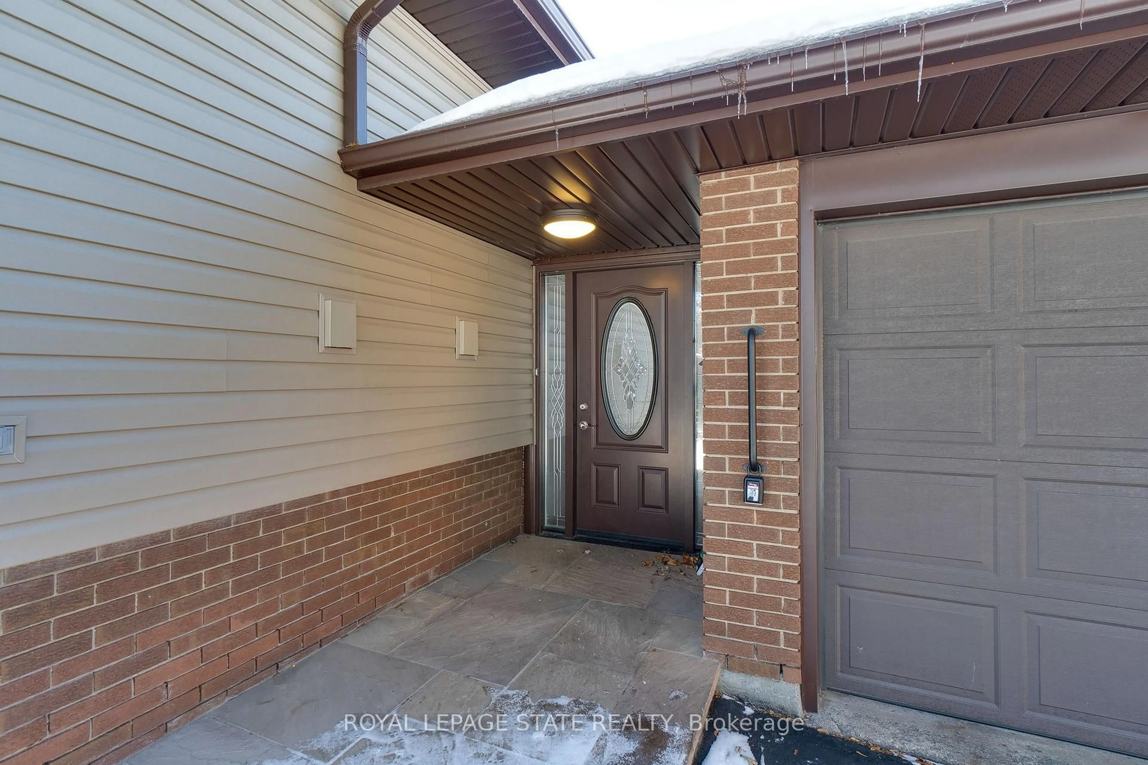 Indoor entryway for 286 West 18th St, Hamilton Ontario L9C 4H2