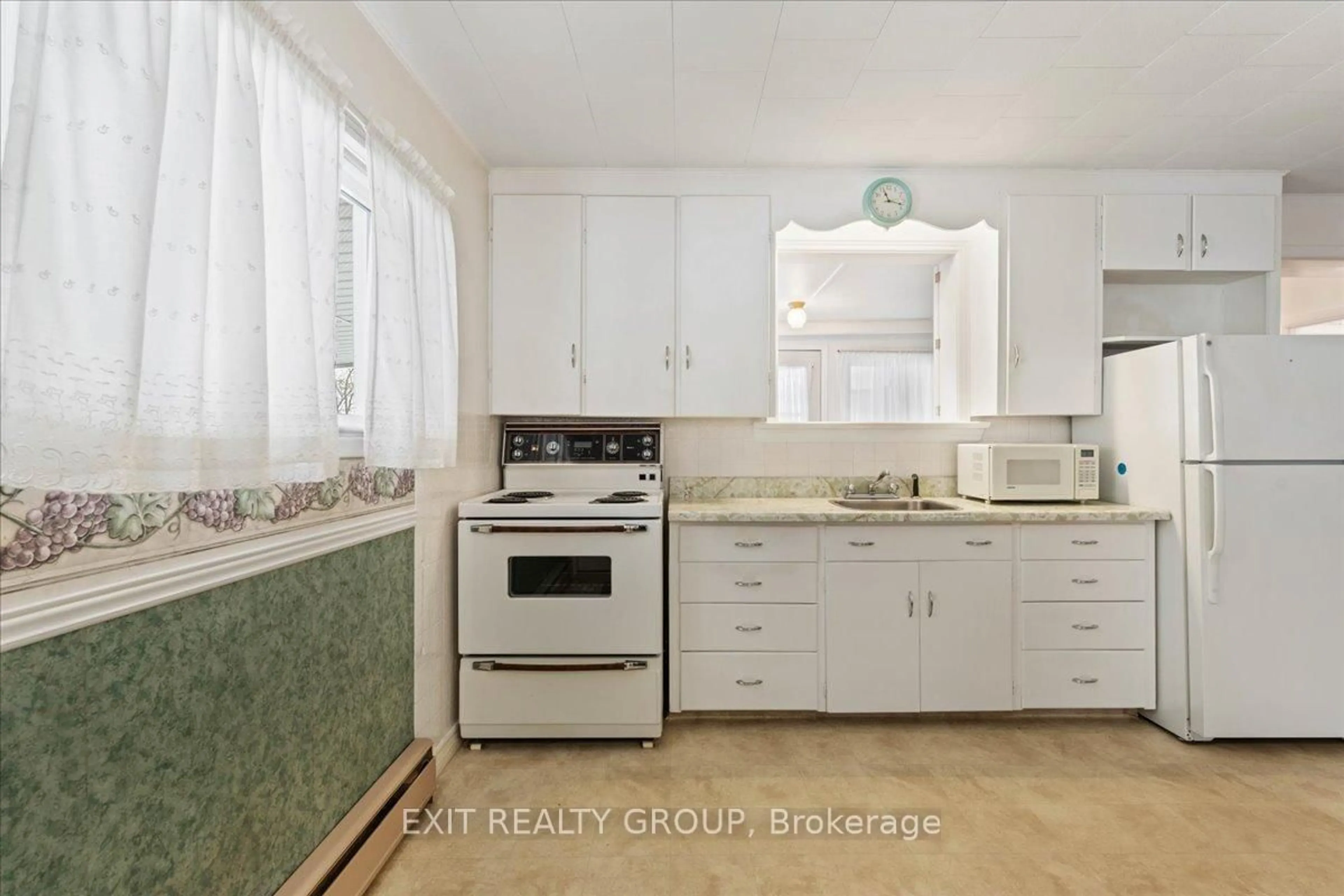 Standard kitchen, ceramic/tile floor for 36 Valleyview Cres, Belleville Ontario K8P 3G1