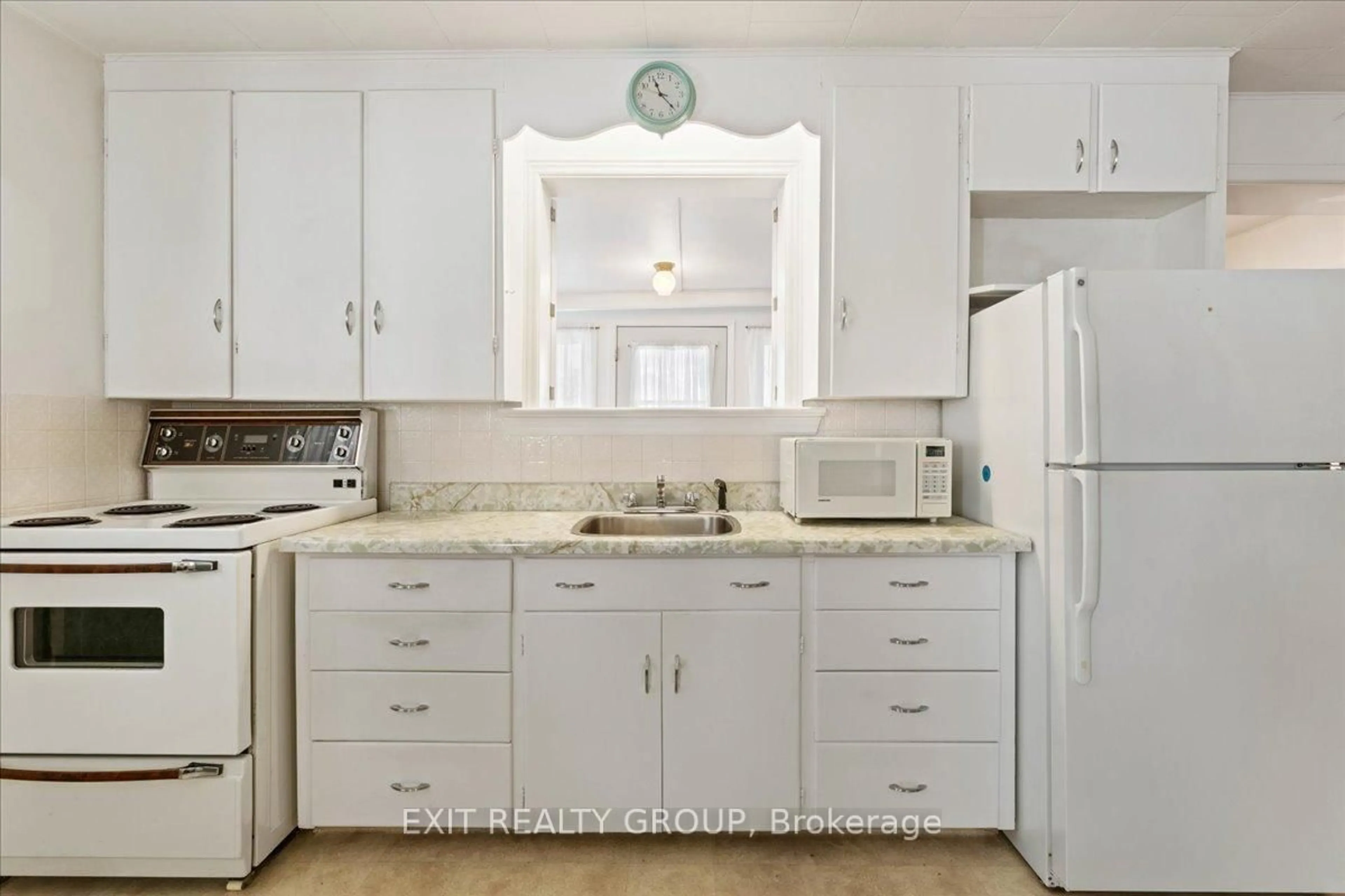 Standard kitchen, ceramic/tile floor for 36 Valleyview Cres, Belleville Ontario K8P 3G1