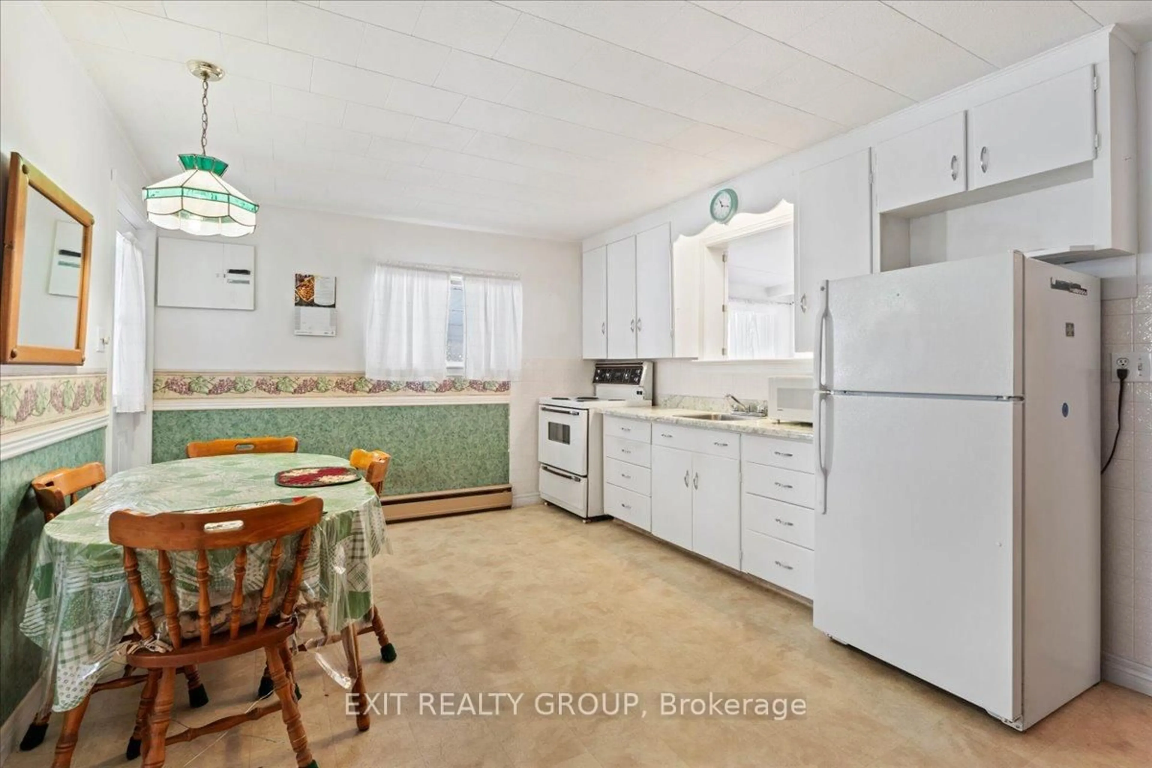 Standard kitchen, ceramic/tile floor for 36 Valleyview Cres, Belleville Ontario K8P 3G1