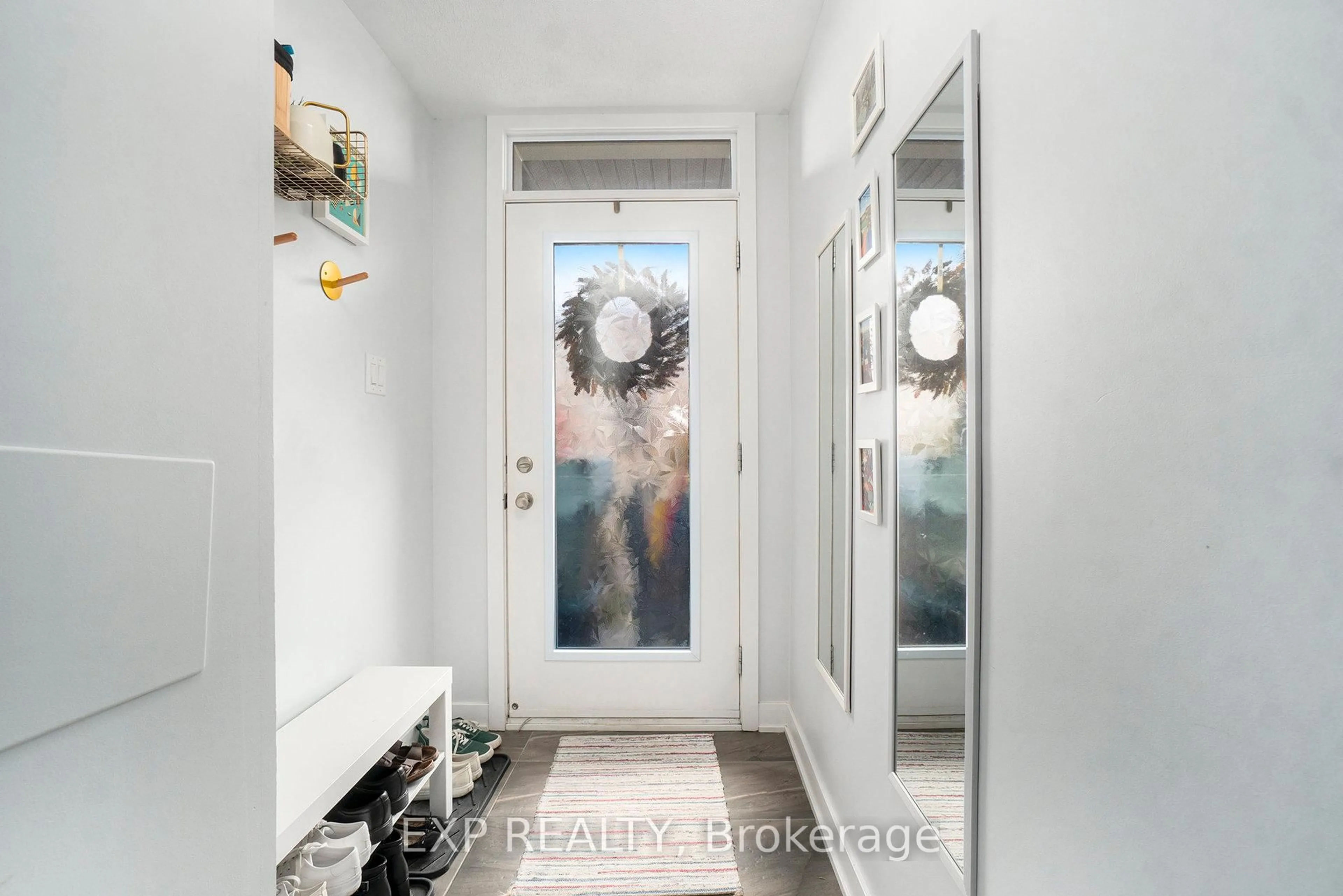 Indoor entryway for 770 Mikinak Rd, Ottawa Ontario K1K 5A5