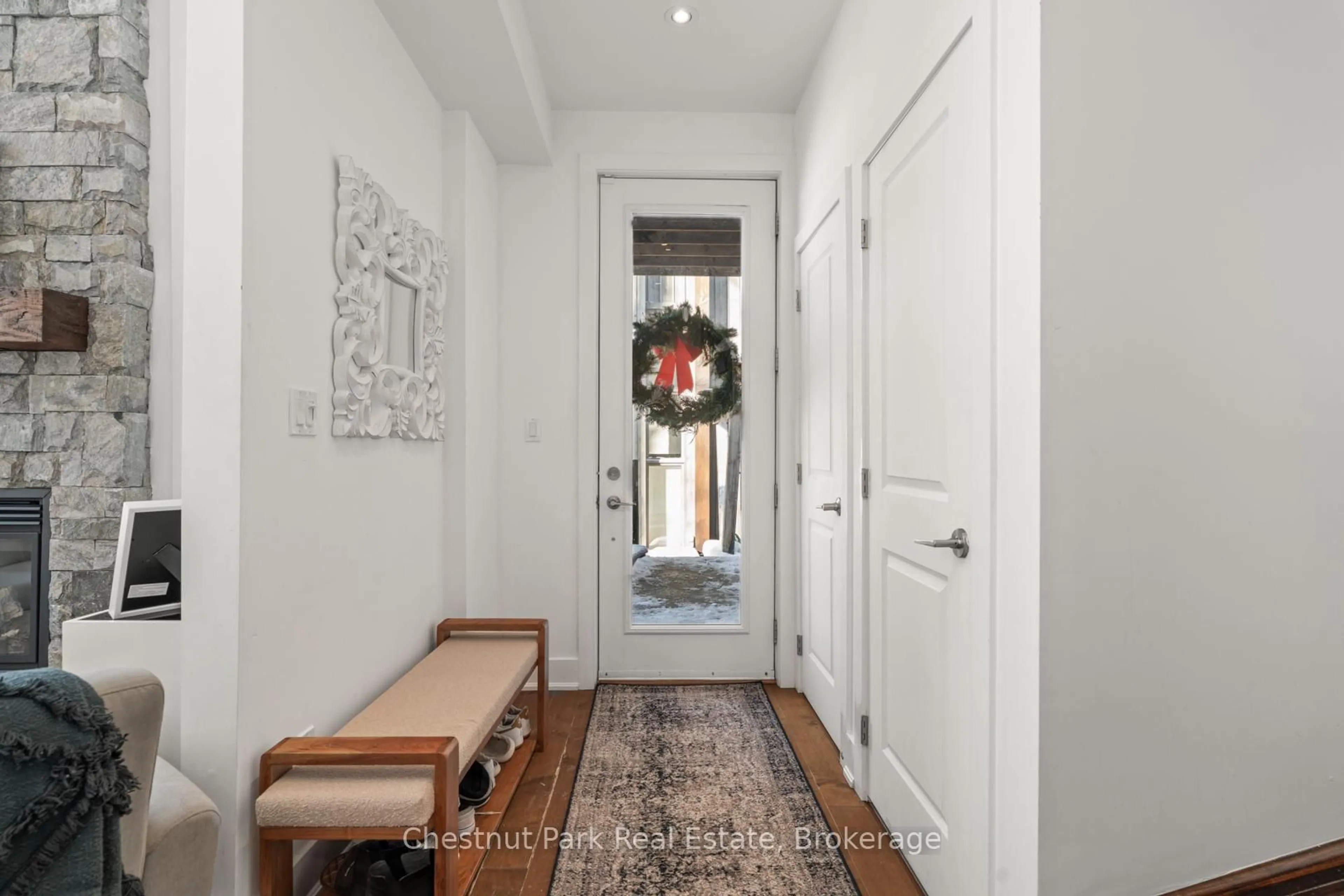 Indoor entryway for 10 Carrick Tr, Gravenhurst Ontario P1P 0A6