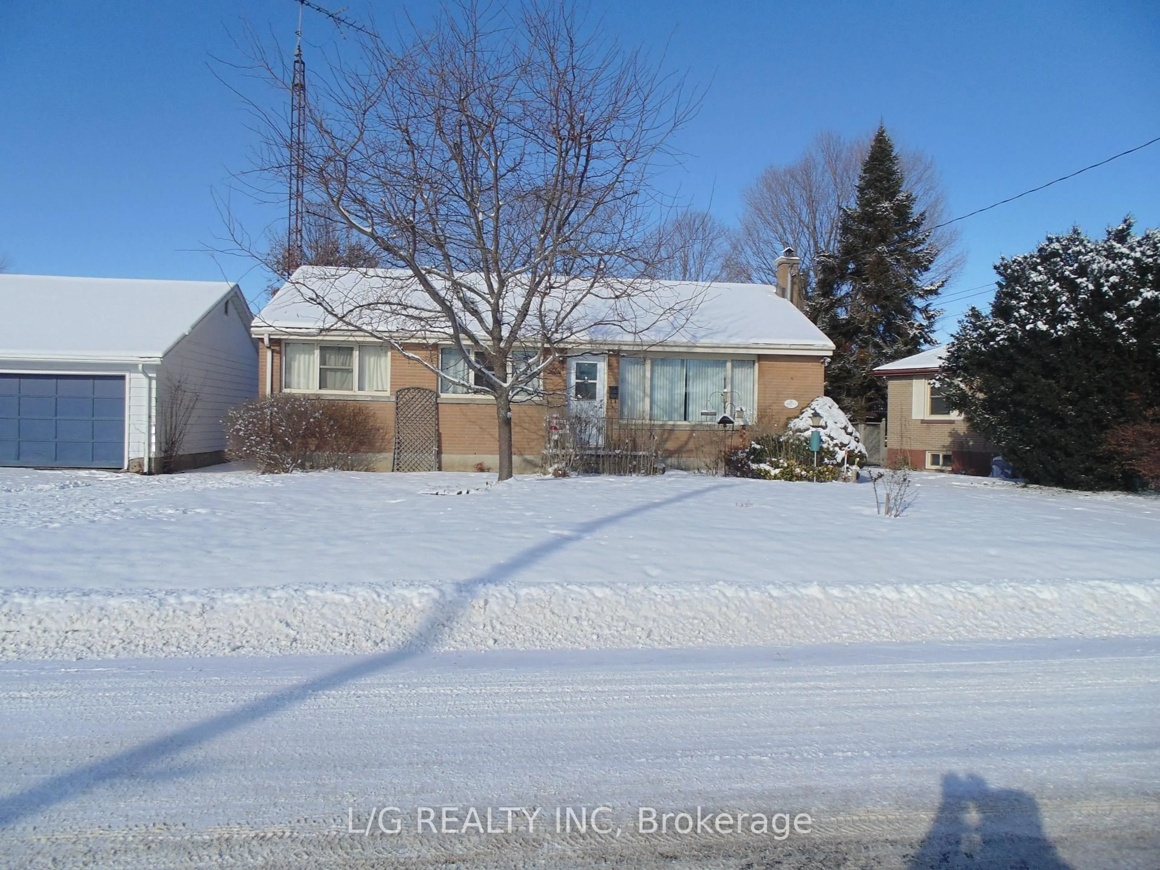A pic from outside/outdoor area/front of a property/back of a property/a pic from drone, street for 4 Brookview Cres, Brockville Ontario K6V 4P1