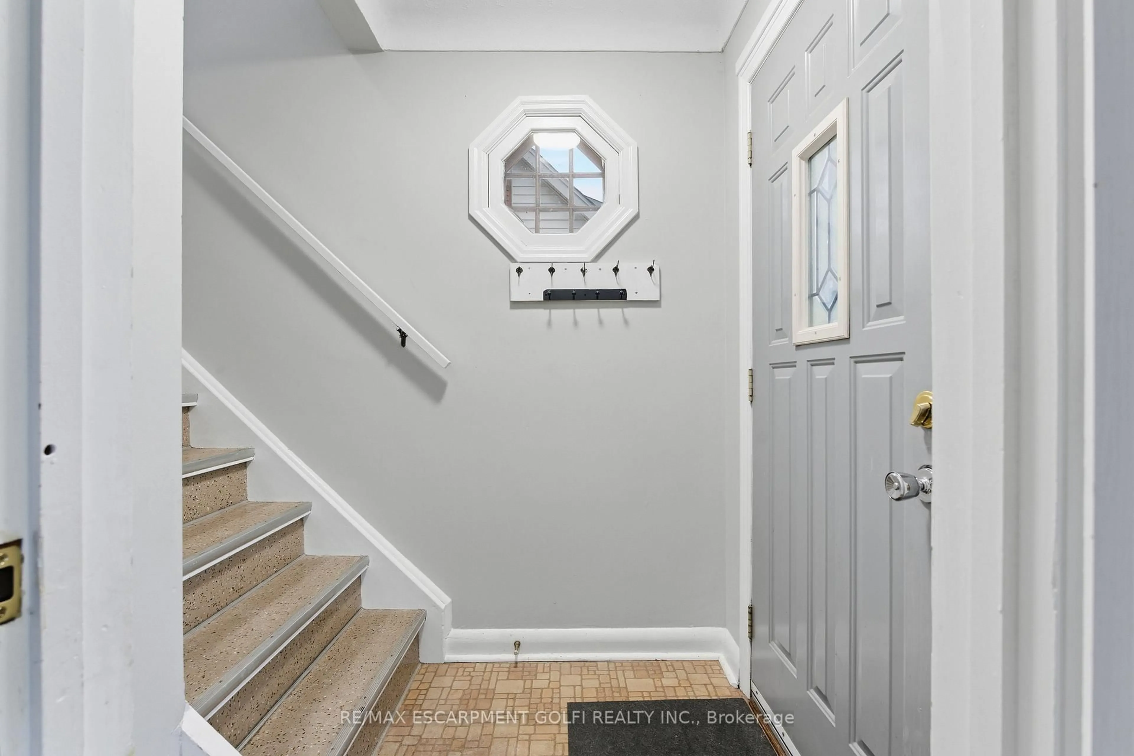 Indoor entryway for 20 Thompson Ave, Thorold Ontario L2V 2M8