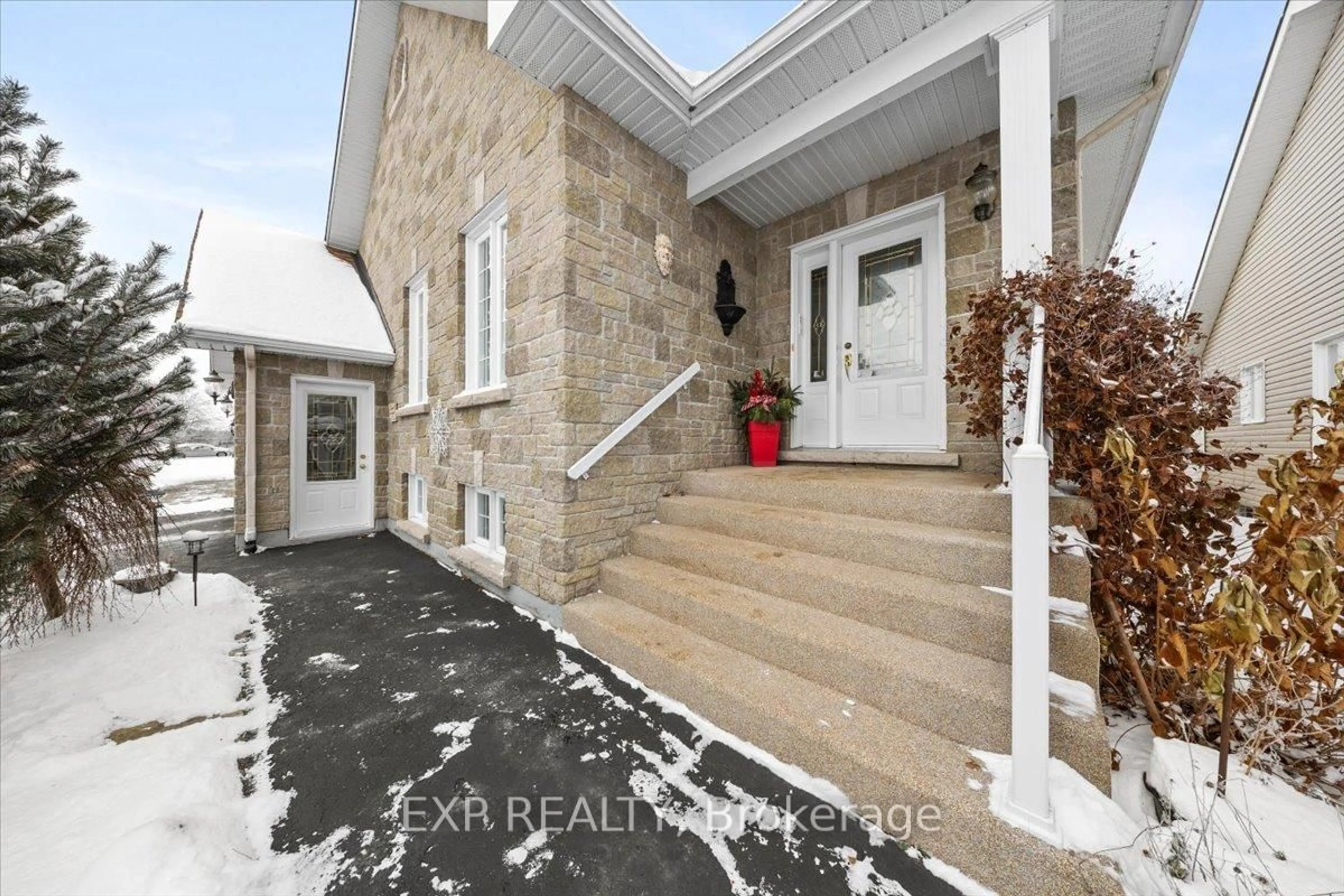 Indoor entryway for 726 Des Pommiers St, Casselman Ontario K0A 1M0
