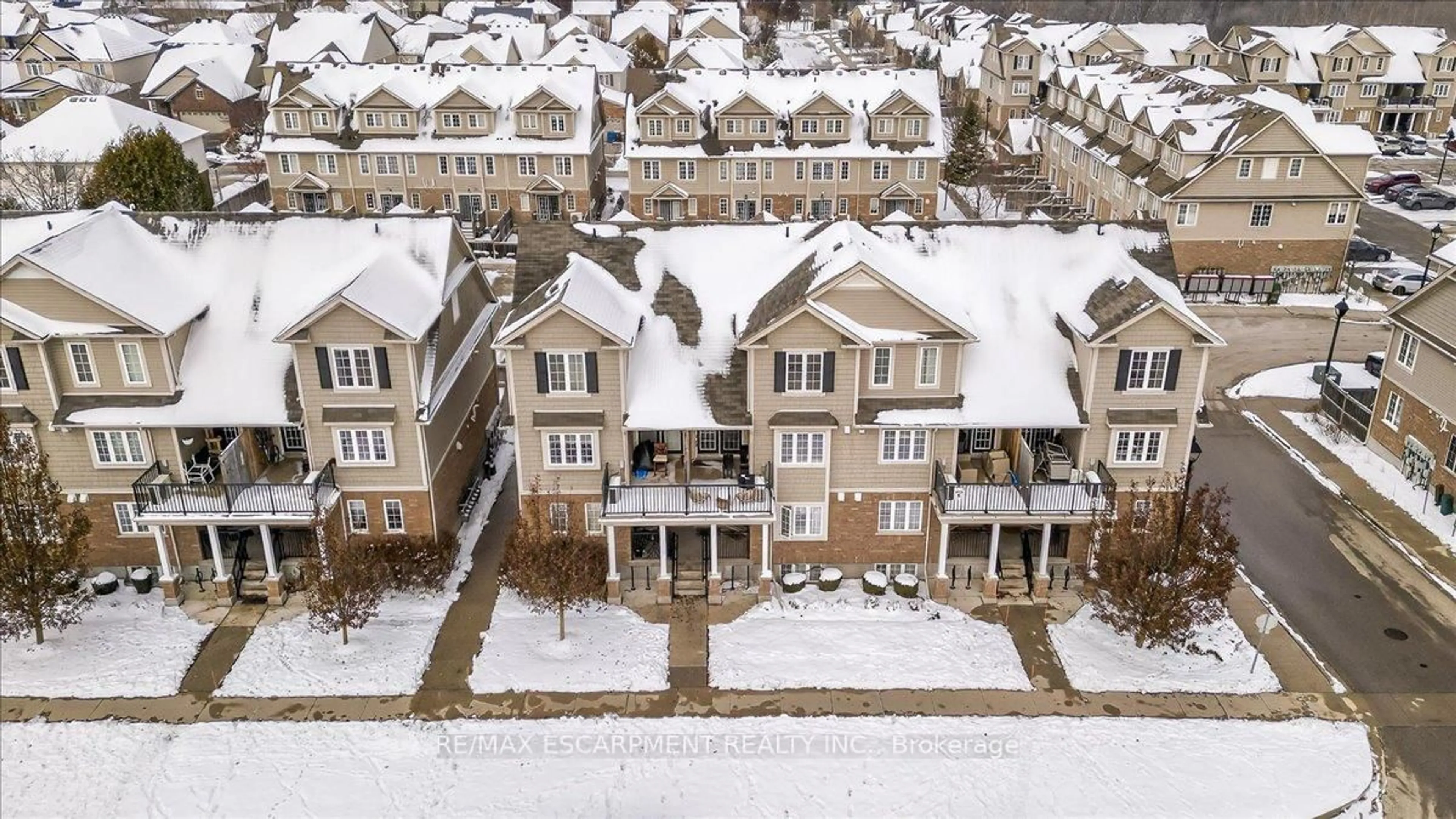 A pic from outside/outdoor area/front of a property/back of a property/a pic from drone, unknown for 614B Woodlawn Rd, Guelph Ontario N1E 0K4