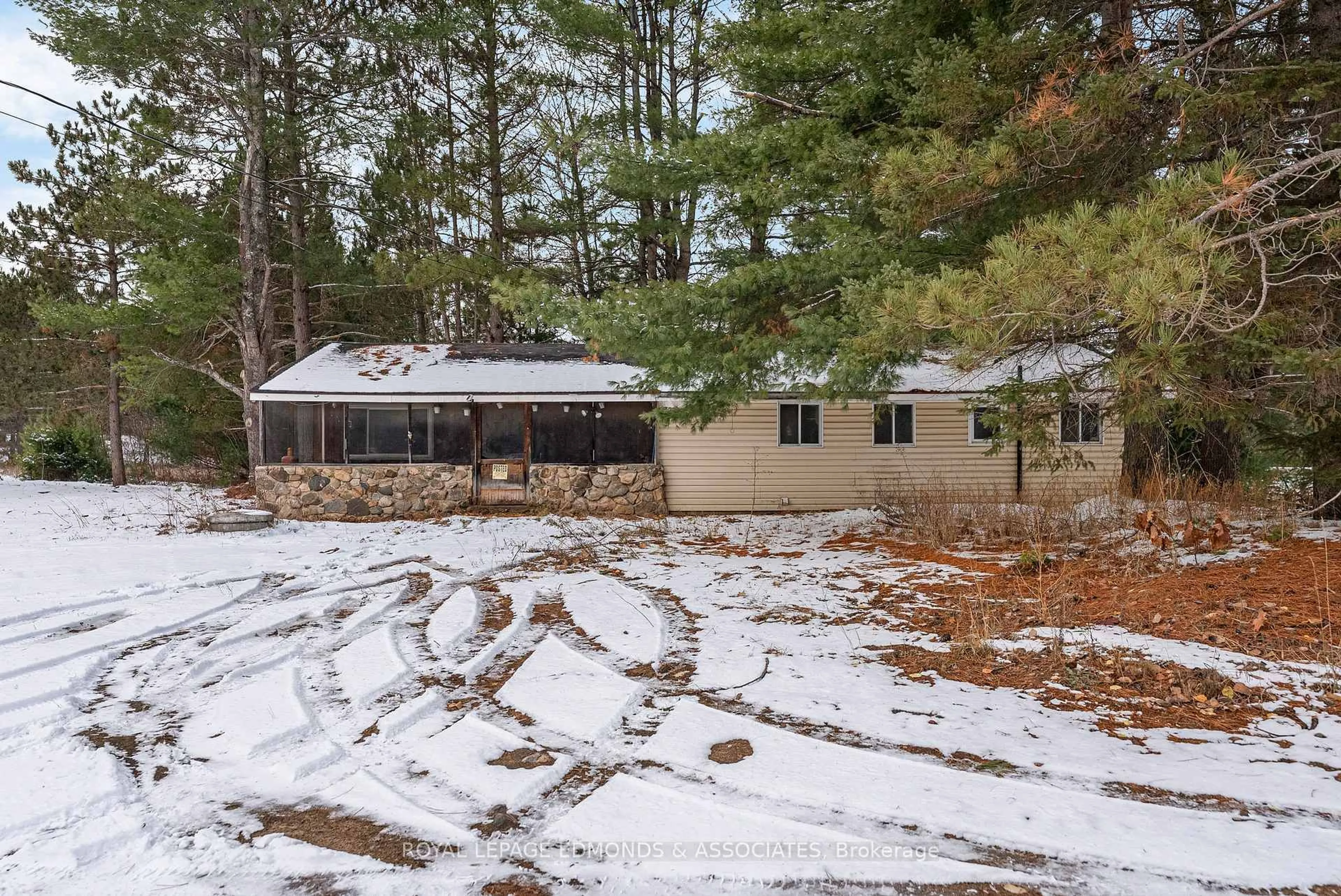 A pic from outside/outdoor area/front of a property/back of a property/a pic from drone, unknown for 2815 Round Lake Rd, Round Lake Centre Ontario K0J 2J0
