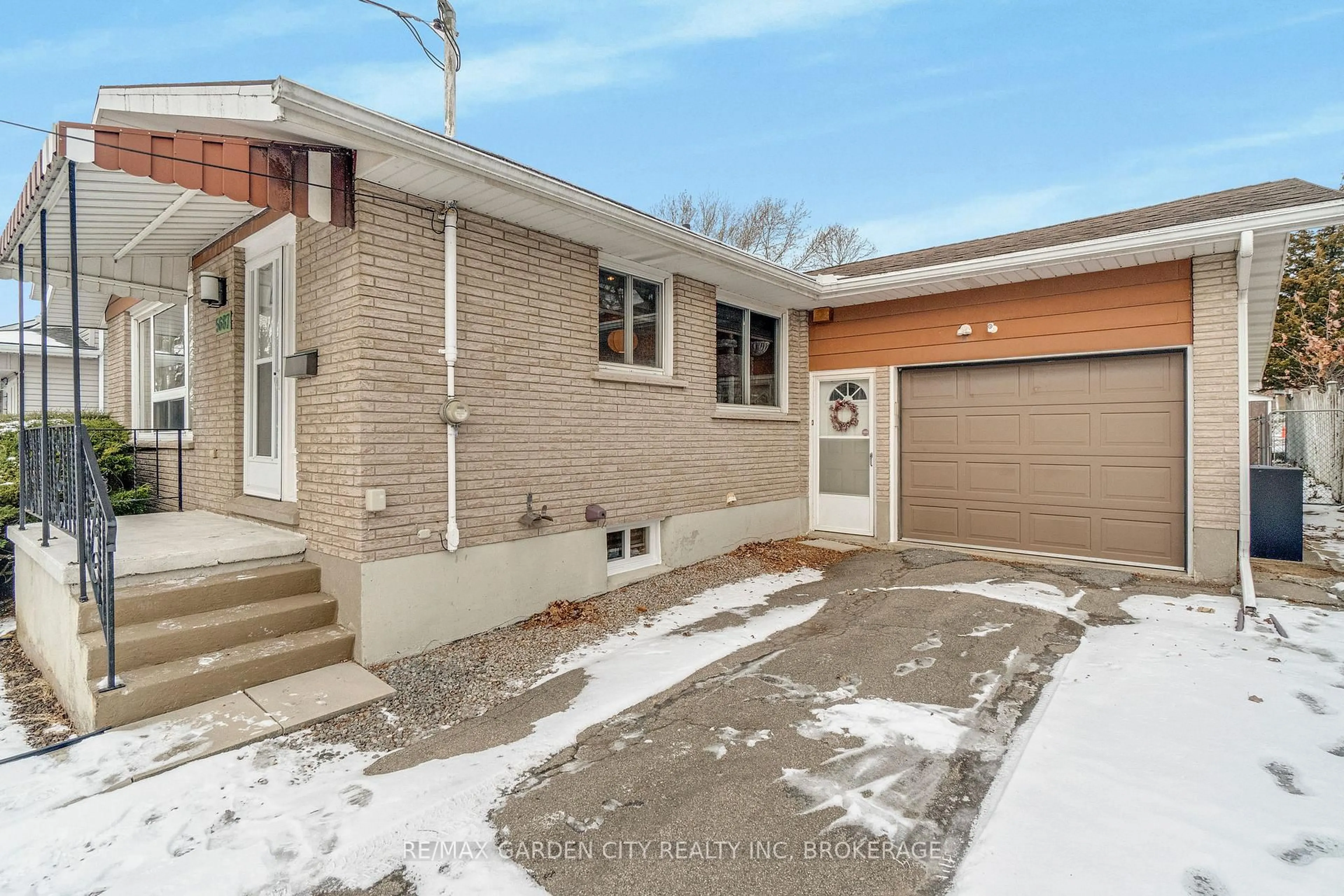 Home with brick exterior material, street for 5687 Murray St, Niagara Falls Ontario L2G 2J7