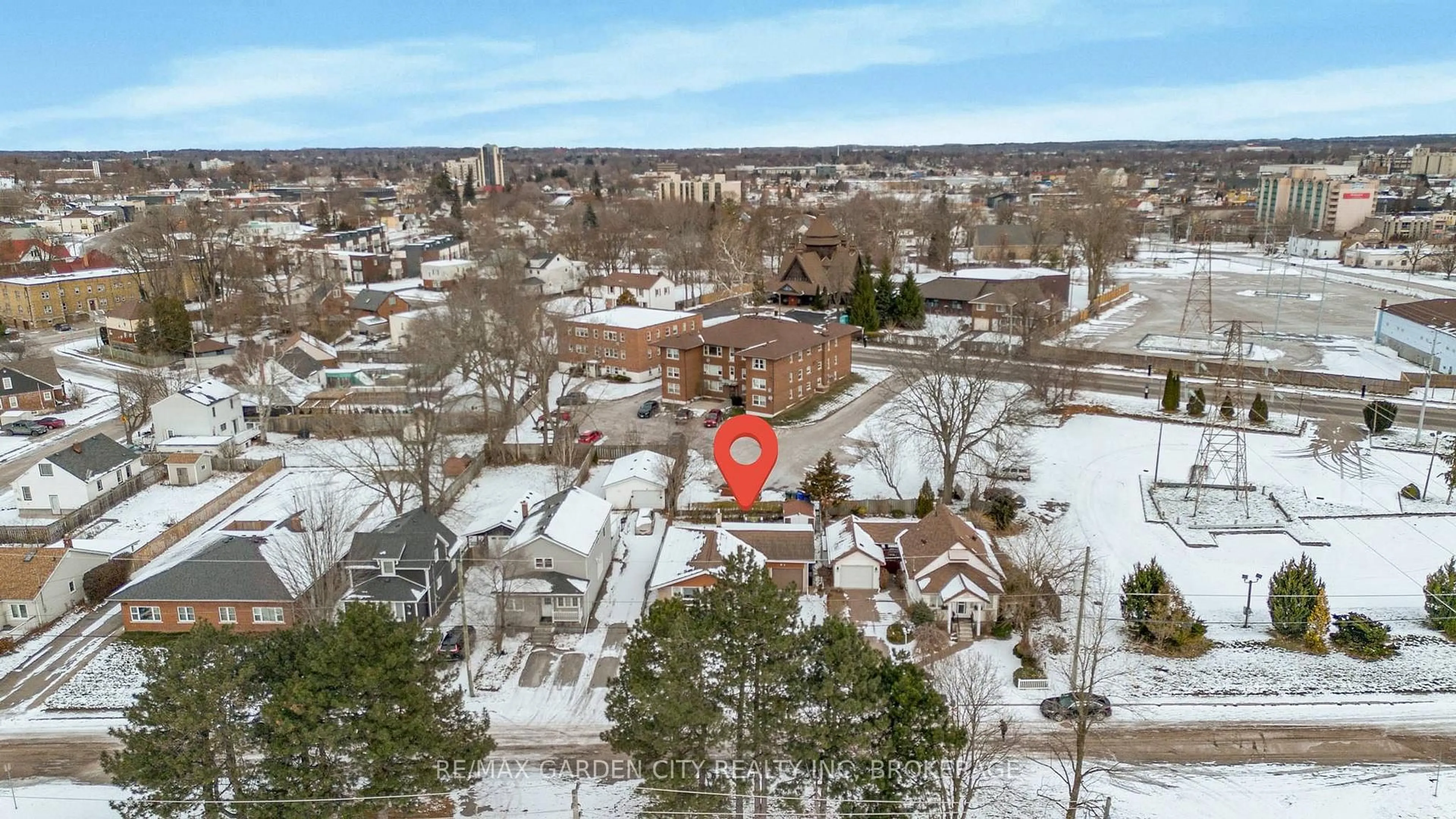 A pic from outside/outdoor area/front of a property/back of a property/a pic from drone, city buildings view from balcony for 5687 Murray St, Niagara Falls Ontario L2G 2J7
