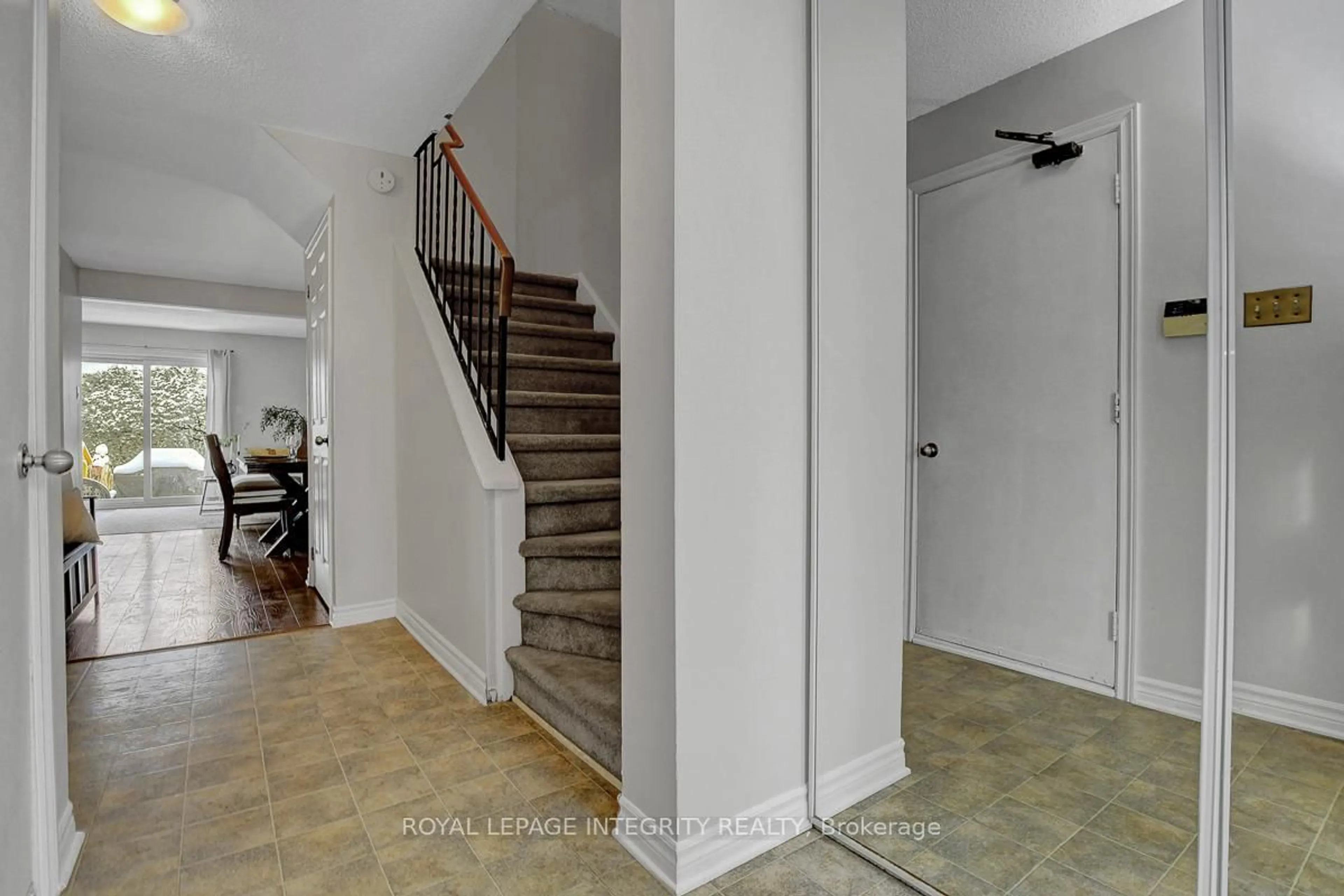 Indoor entryway for 34 Stokes Cres, Ottawa Ontario K2L 2Z4