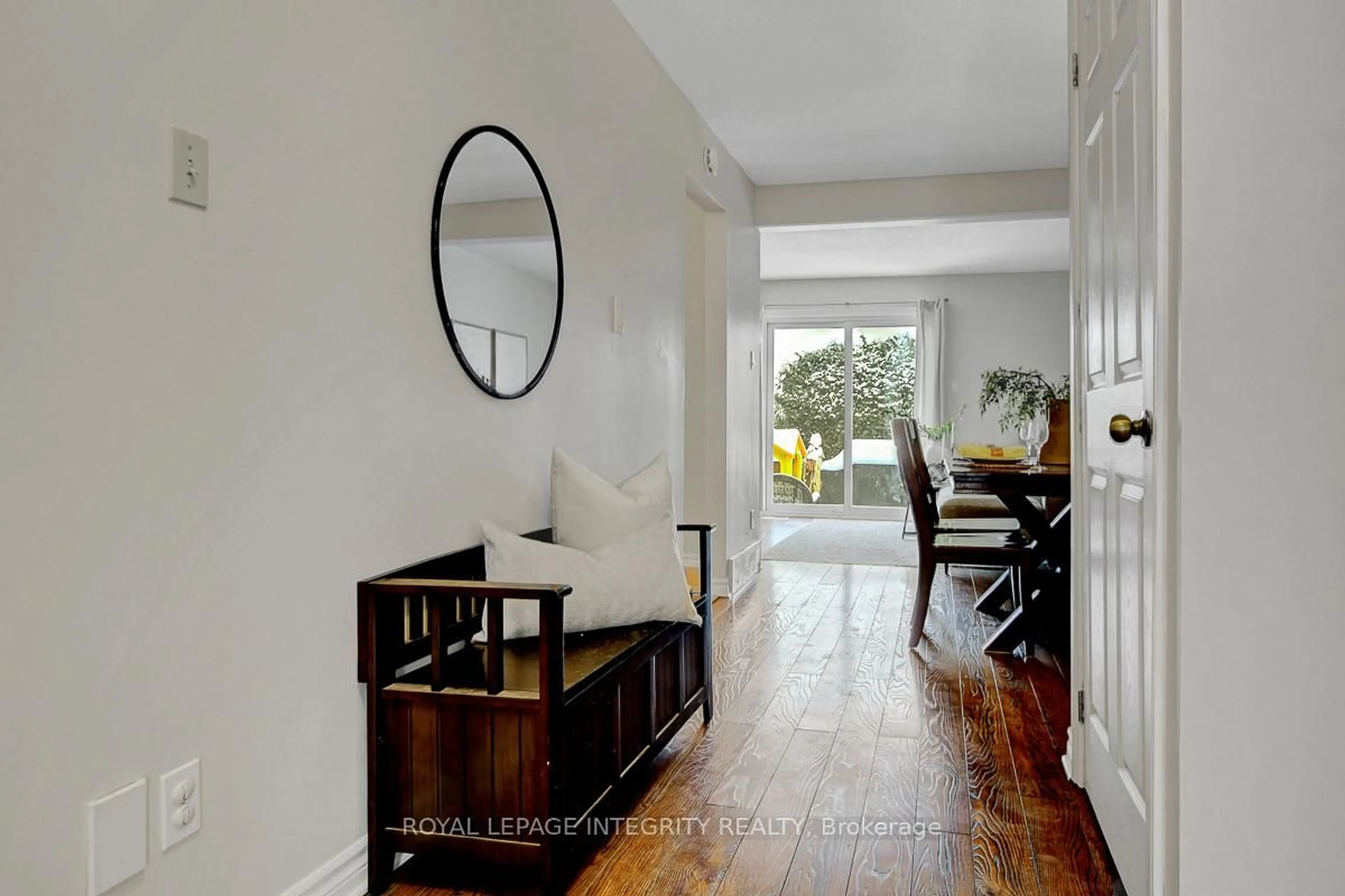 Indoor entryway for 34 Stokes Cres, Ottawa Ontario K2L 2Z4