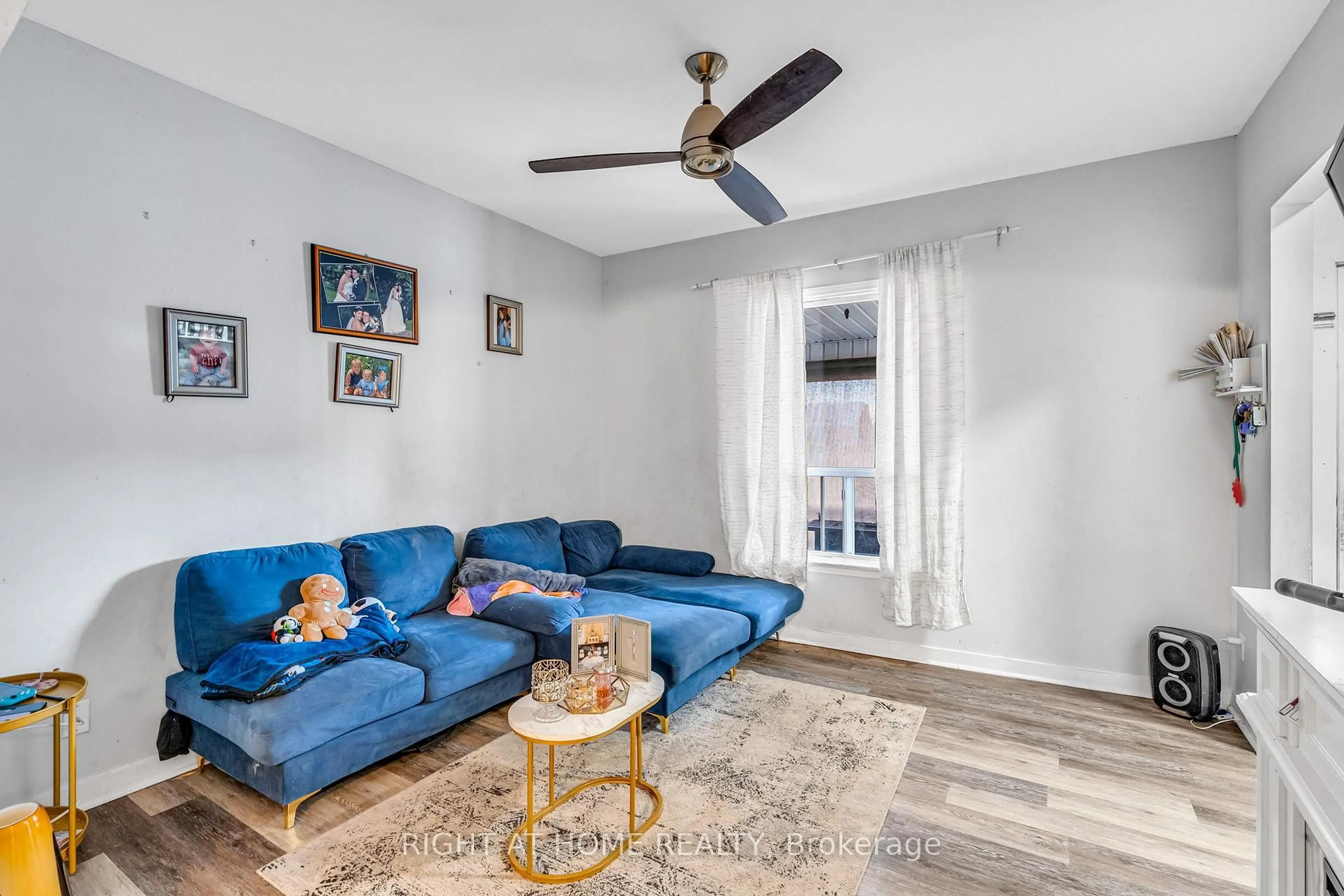 Living room with furniture, unknown for 207 Lottridge St, Hamilton Ontario L8L 6V8