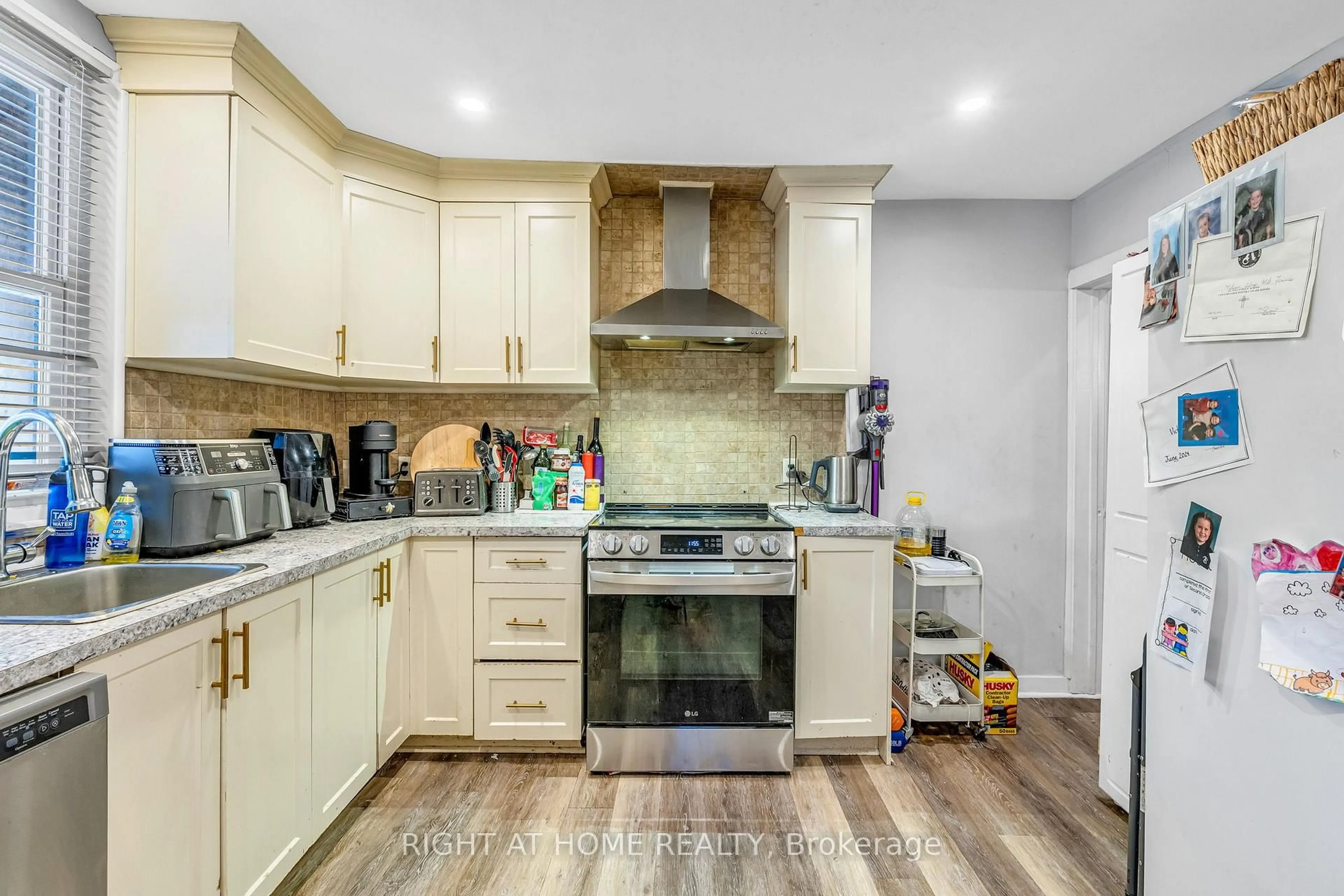 Unknown for 207 Lottridge St, Hamilton Ontario L8L 6V8