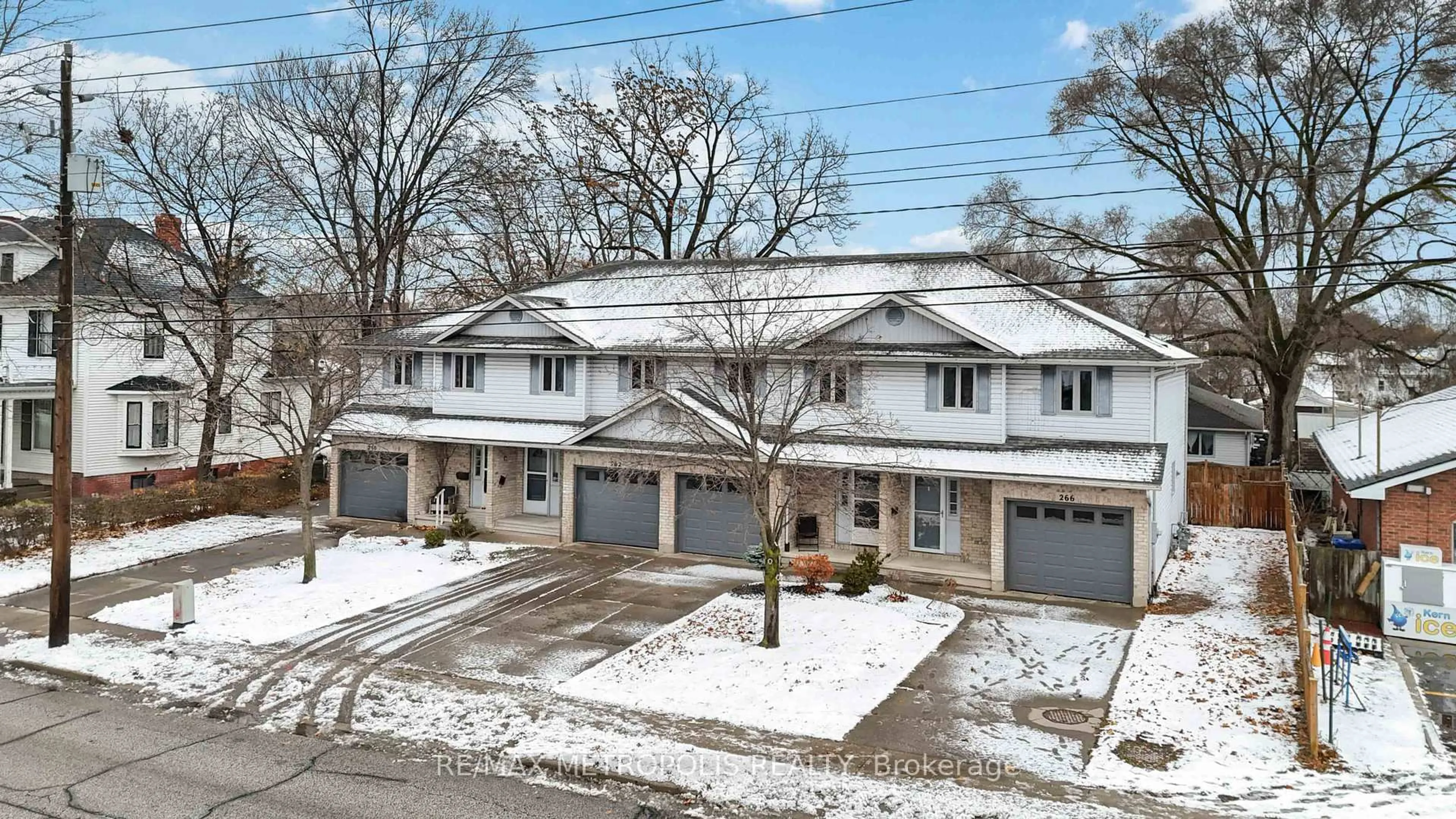 A pic from outside/outdoor area/front of a property/back of a property/a pic from drone, street for 260-266 London Rd, Sarnia Ontario N7T 4V8