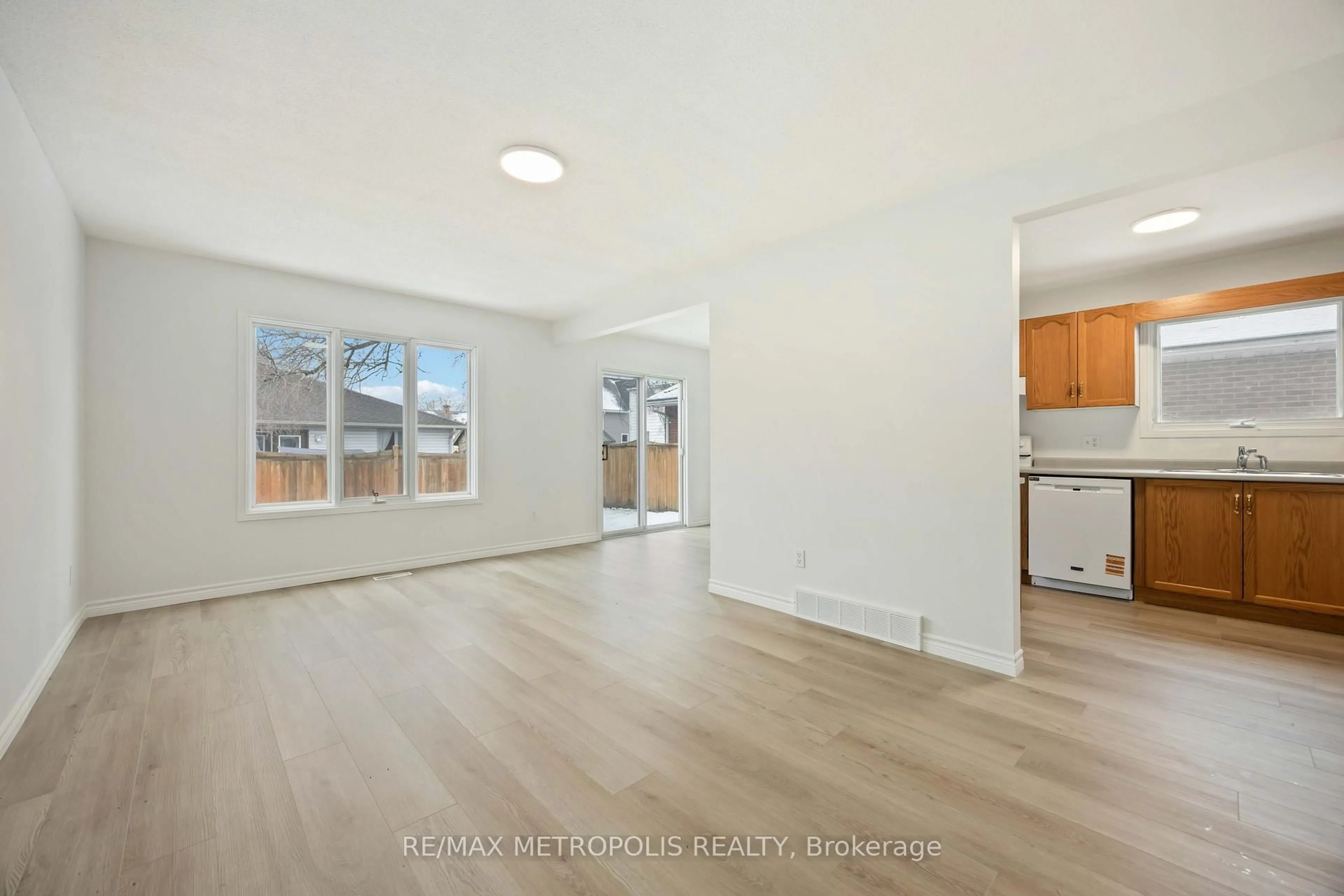 A pic of a room for 260-266 London Rd, Sarnia Ontario N7T 4V8