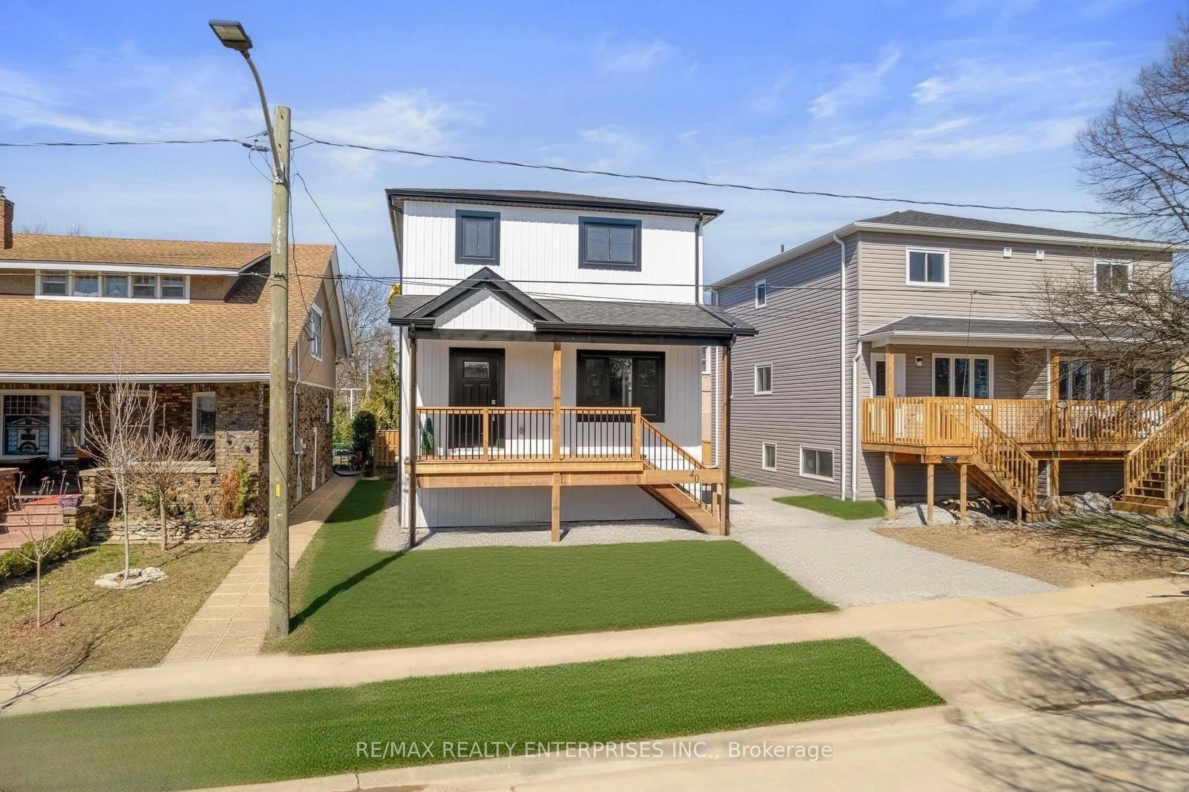 Home with vinyl exterior material, street for 40 McMaster Ave, Welland Ontario L3B 3S8