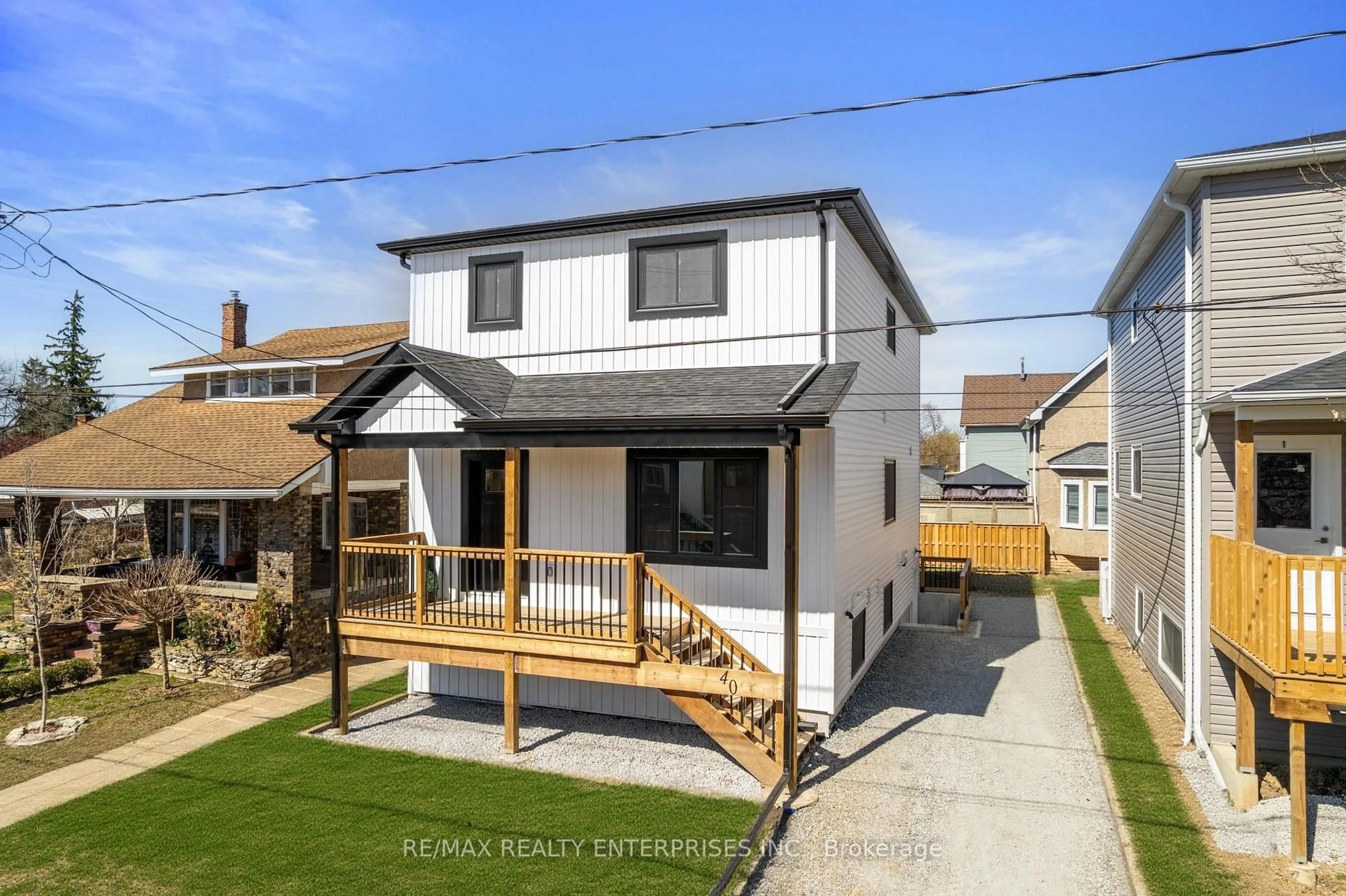 Home with vinyl exterior material, street for 40 McMaster Ave, Welland Ontario L3B 3S8